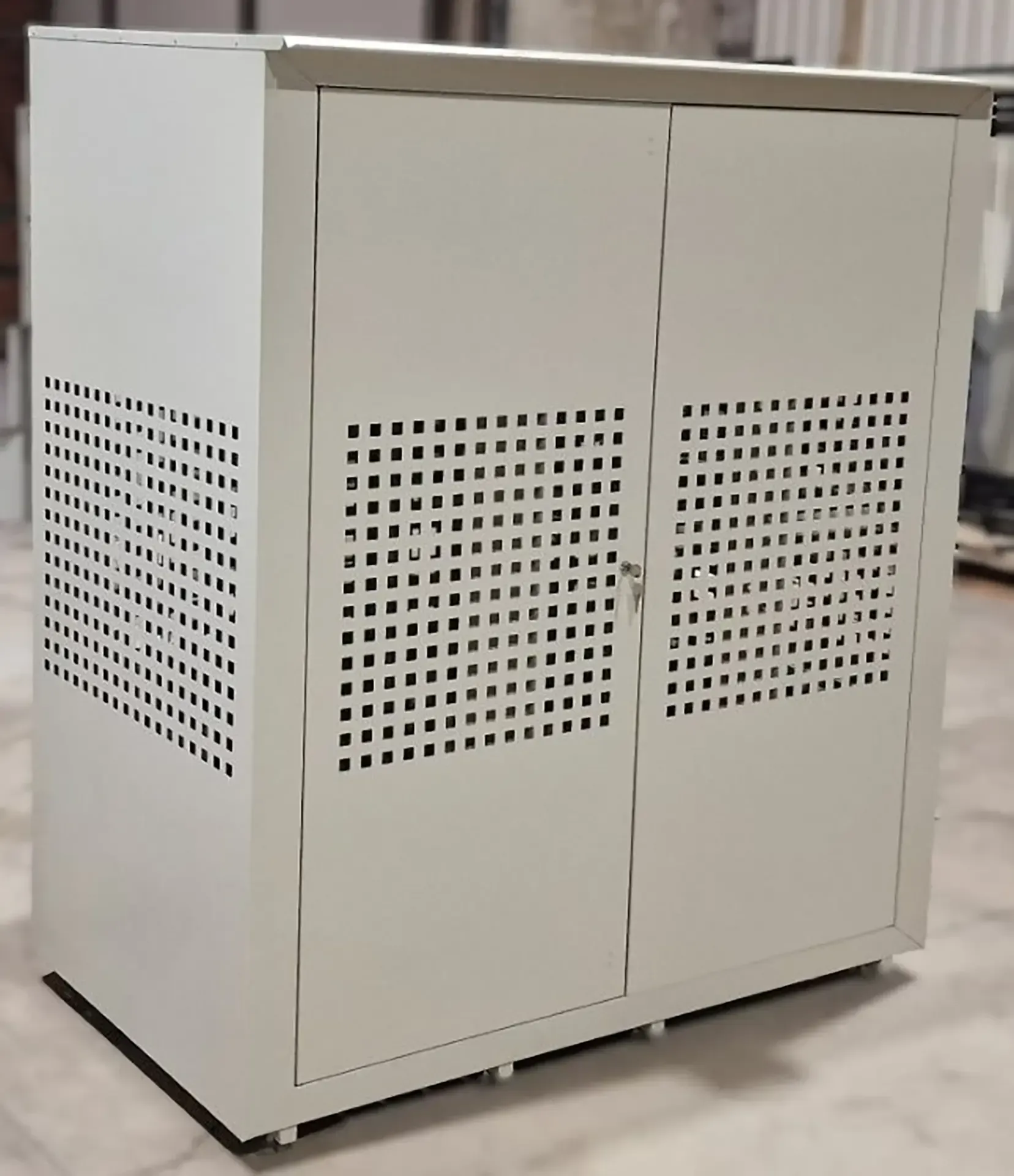 Metalinė spinta  duju balionams / sandėliukas