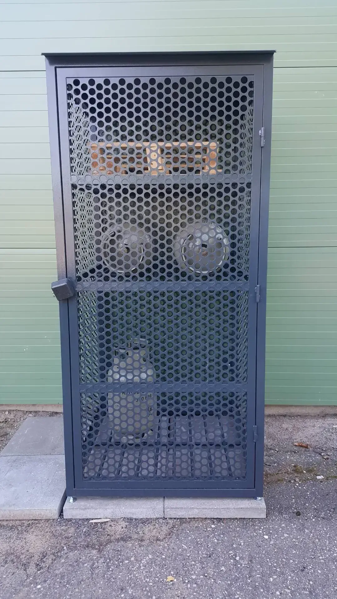 Metalinė spinta  duju balionams / sandėliukas