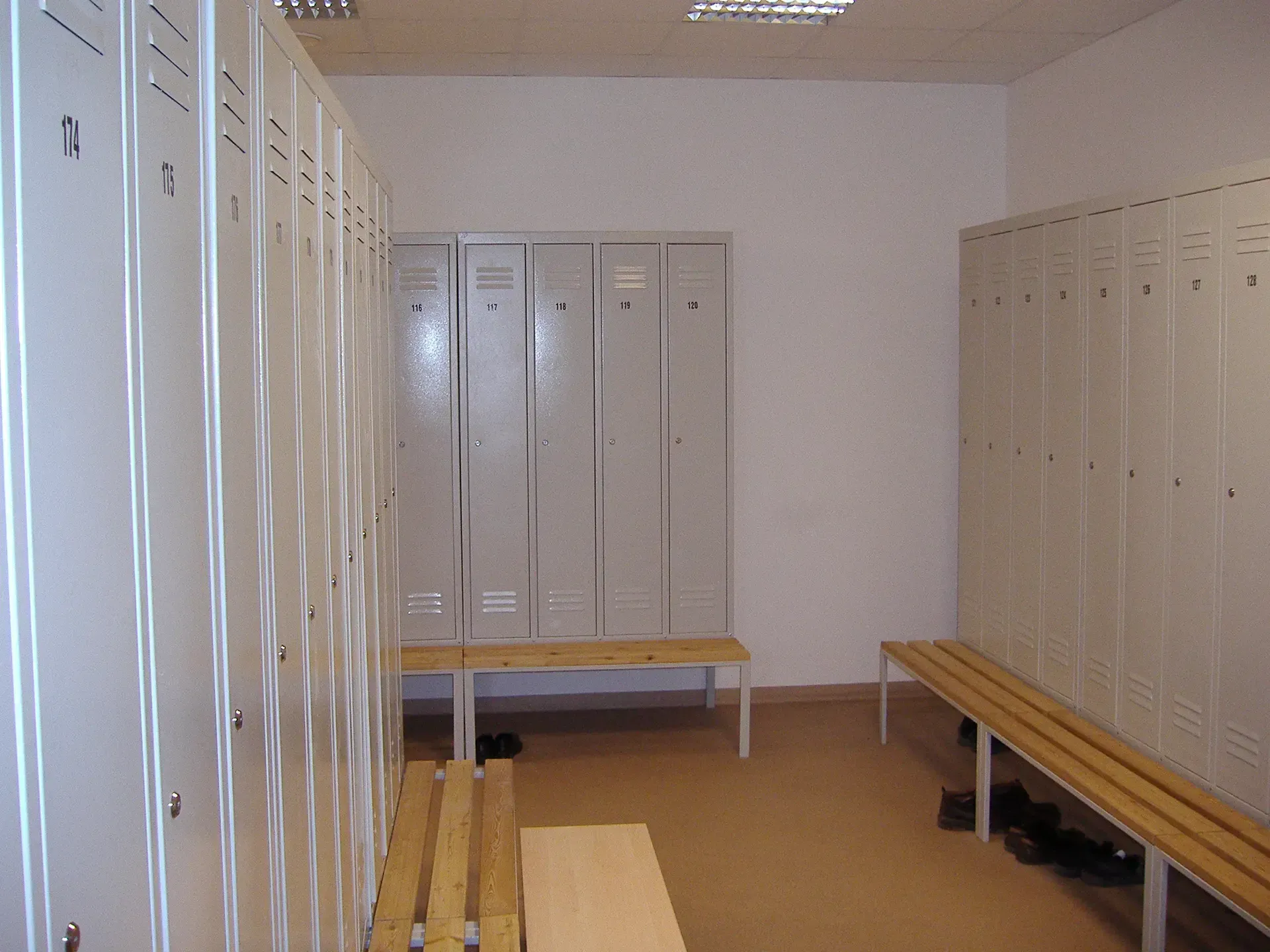 Metalinė rūbų persirengimo spinta