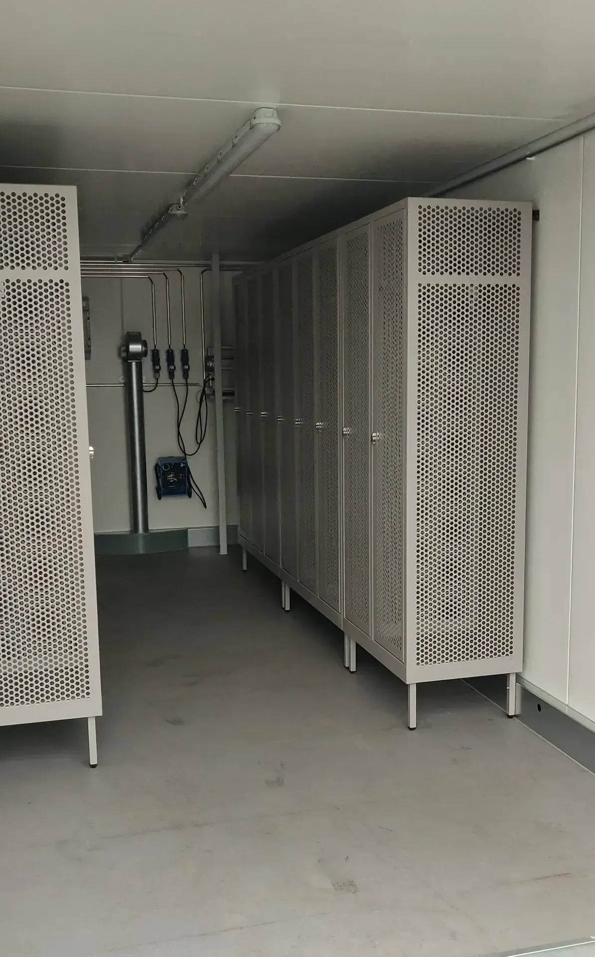 Metalinė rūbų persirengimo spinta