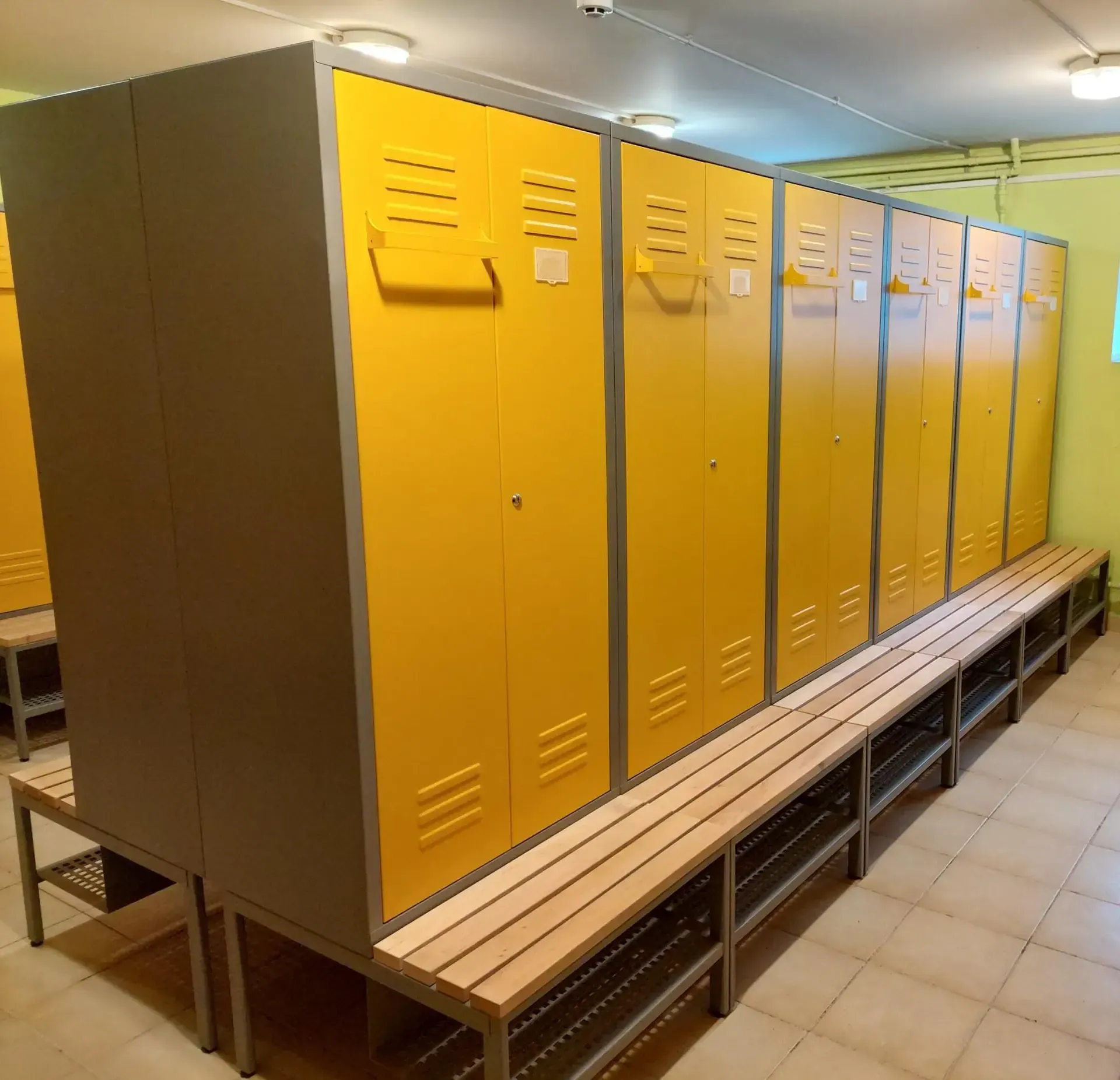 Metalinė rūbų persirengimo spinta