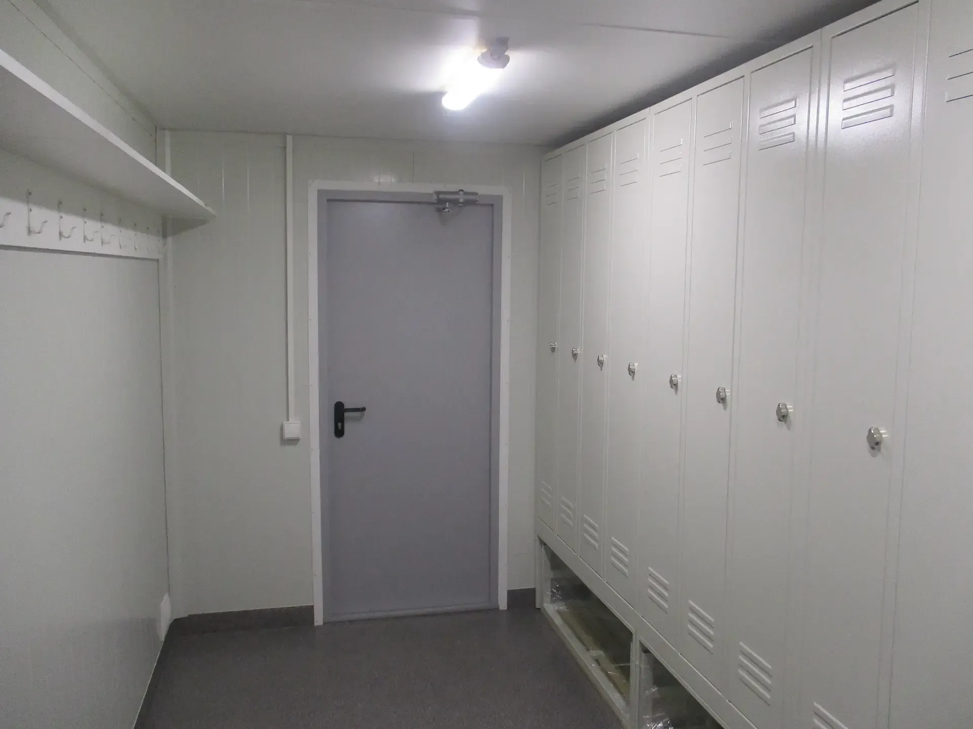 Metalinė rūbų persirengimo spinta