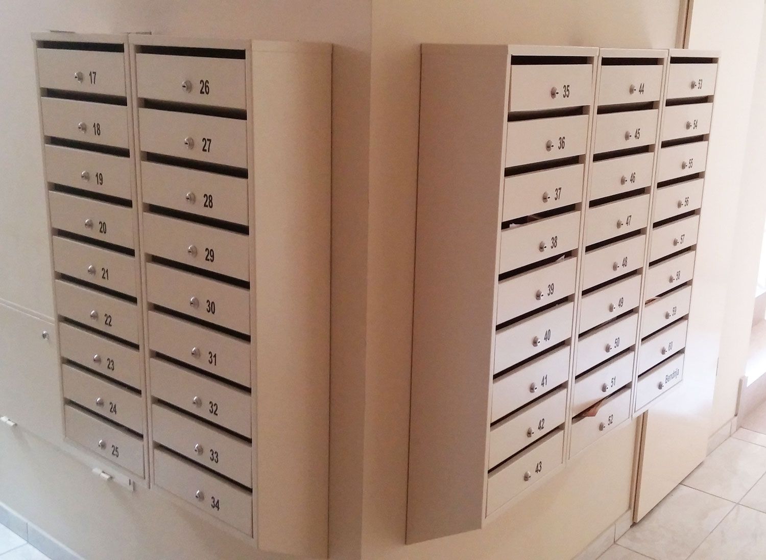 Vertikali vidaus tipo pašto dėžutė