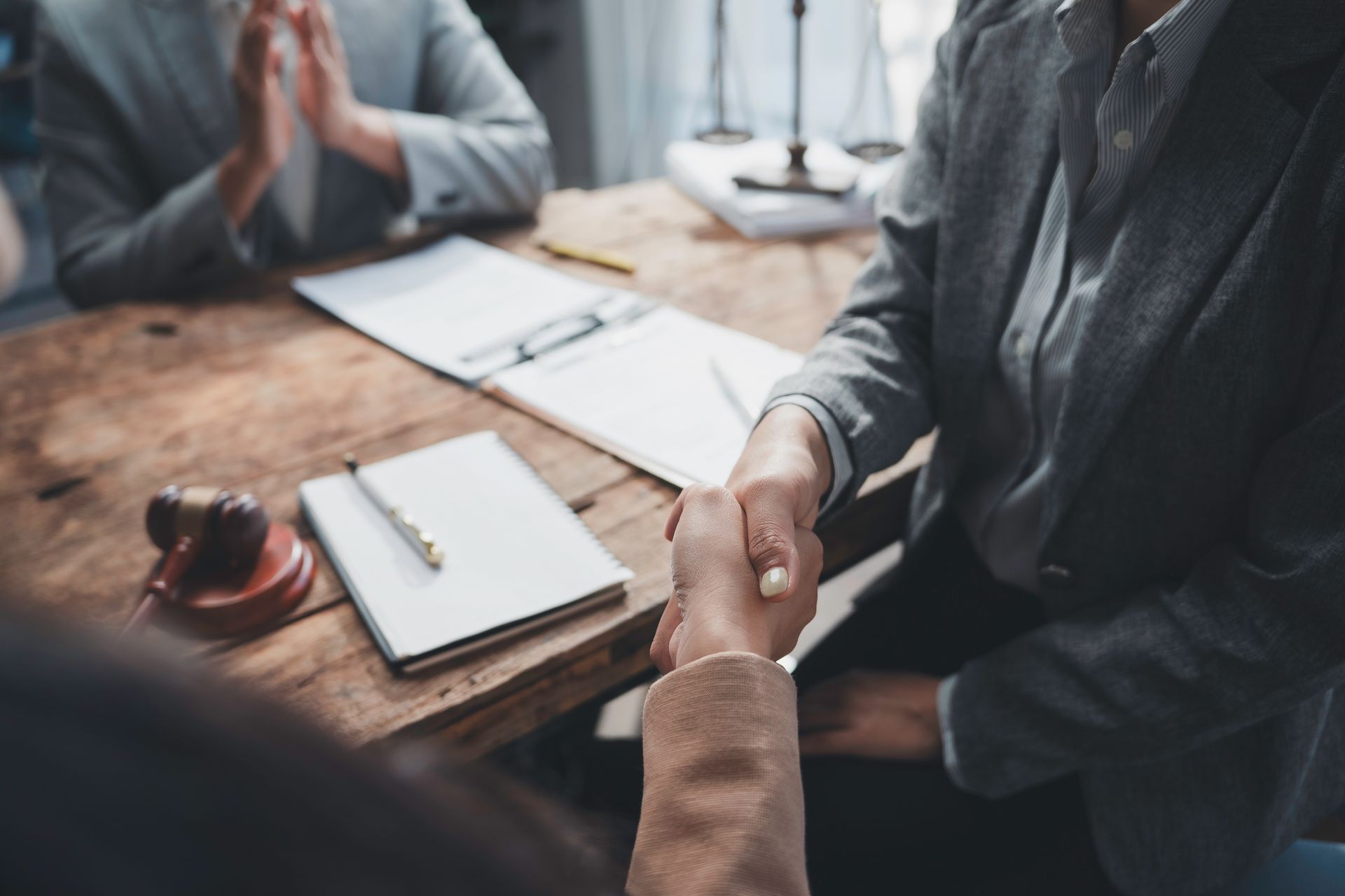 Posso contratar advogado para comprovação de vínculo empregatício