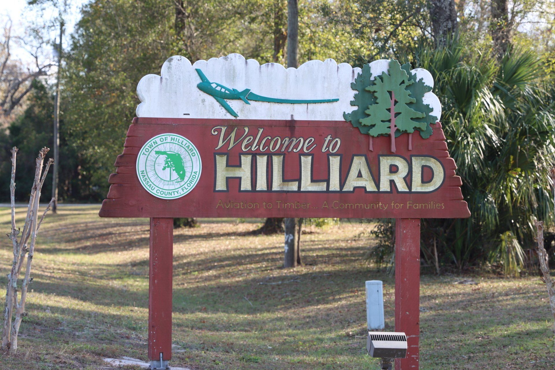 A red and white sign that says welcome to hilliard