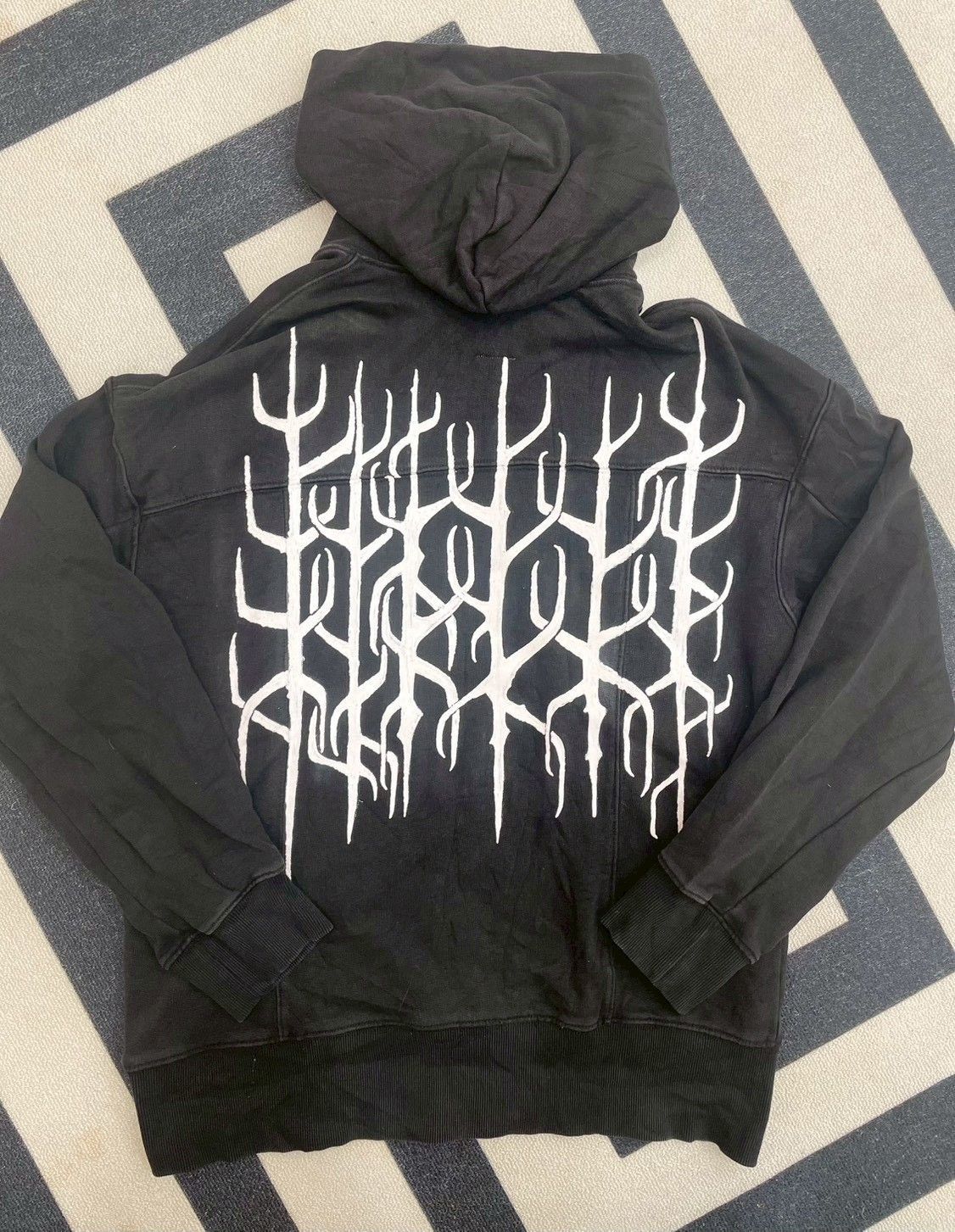 鐵荊棘手繪連帽上衣