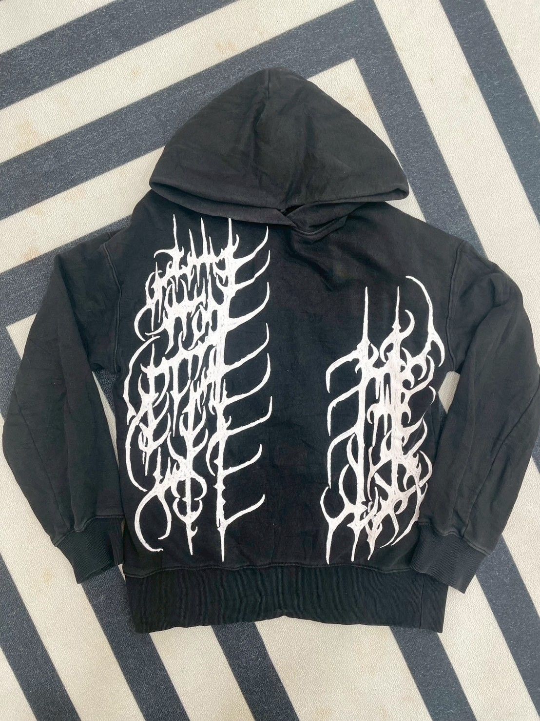 鐵荊棘手繪連帽上衣