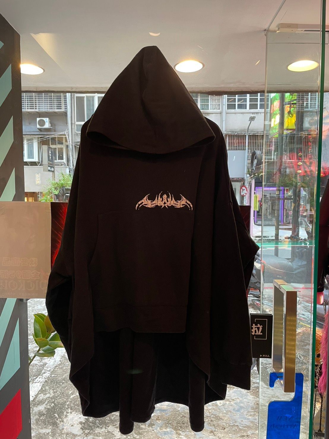 泰國手繪暗黑系前短後長帽T