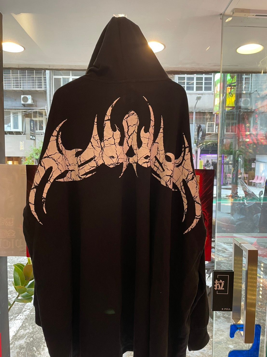 泰國手繪暗黑系前短後長帽T