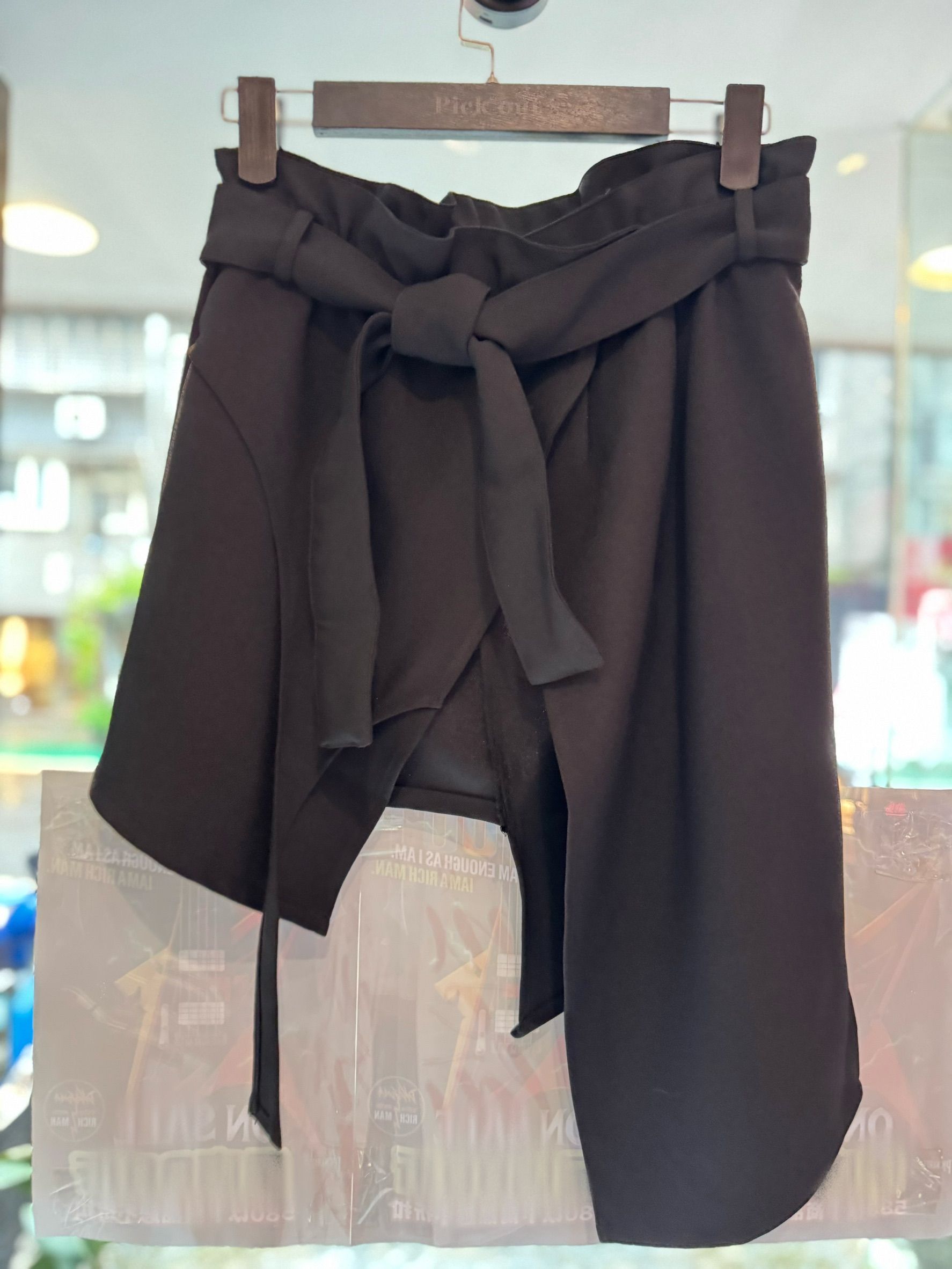 不規則黑色襯裙