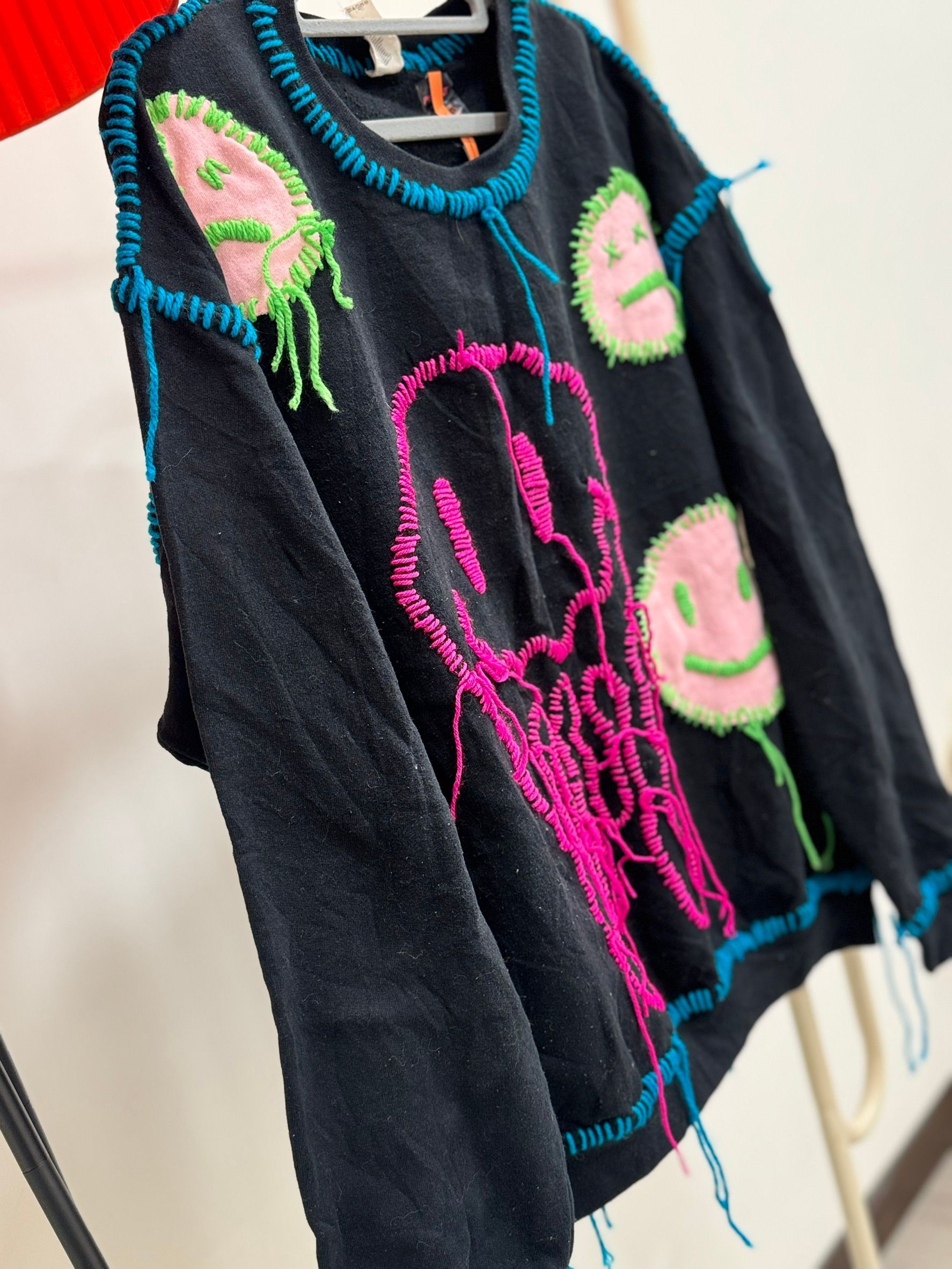 泰國設計師 手縫微笑大學T