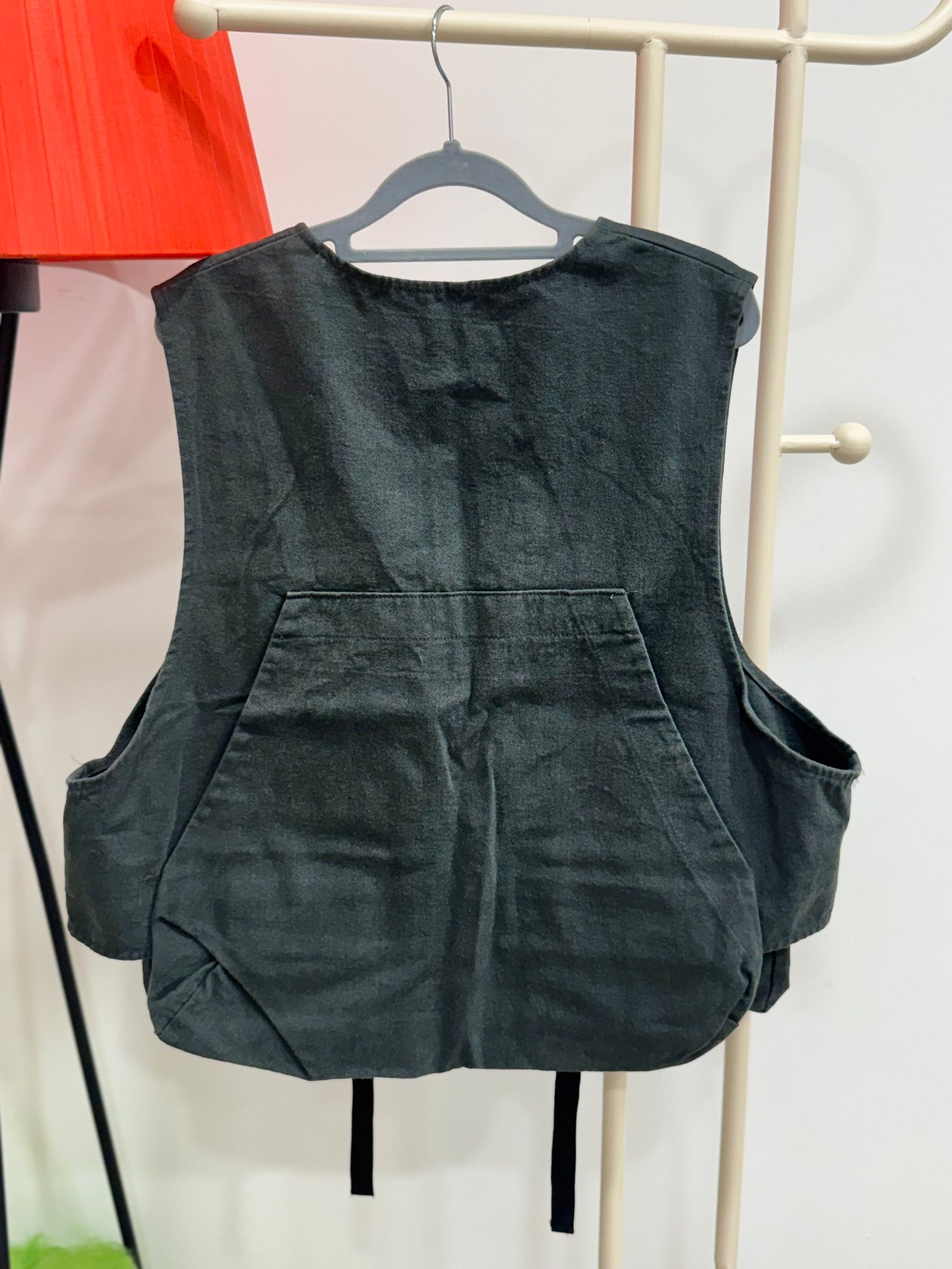 深V領綁帶設計立體口袋馬甲