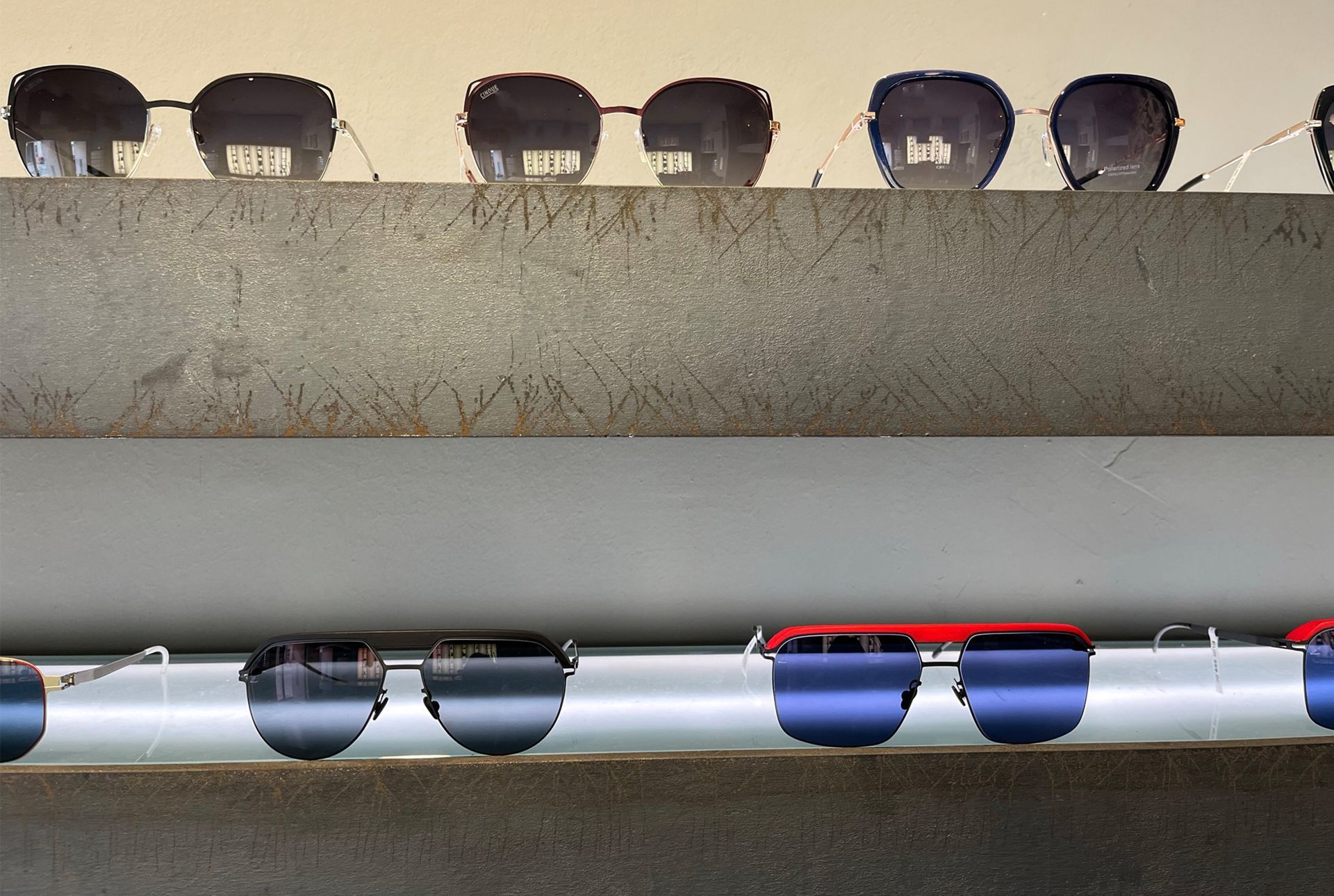 Reihen kleiner, farbiger Behälter mit Deckeln stehen in Regalen.