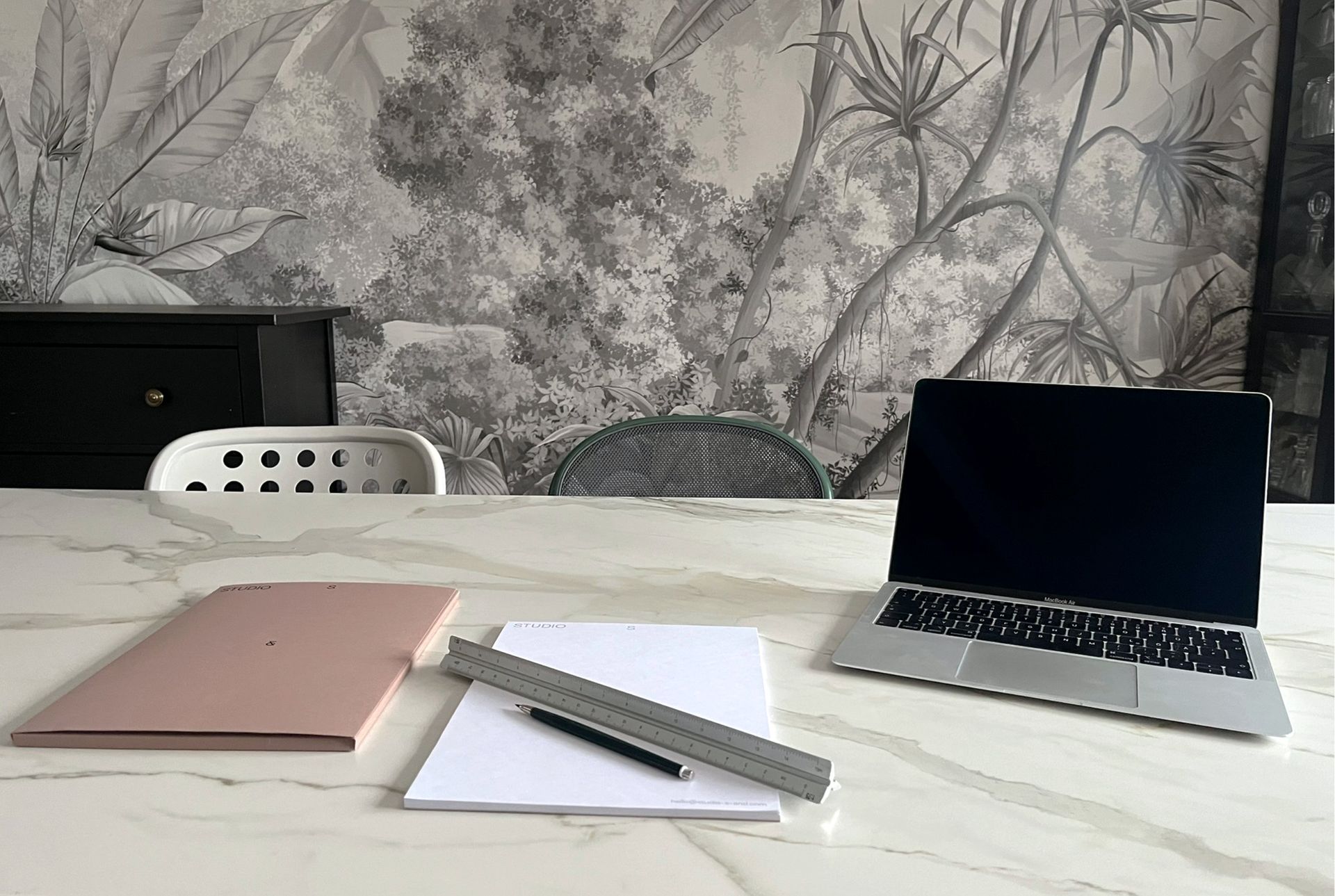 Modernes Bürointerieur mit gelben Akzenten, einer Sitzecke und einem erhöhten Arbeitsplatz.