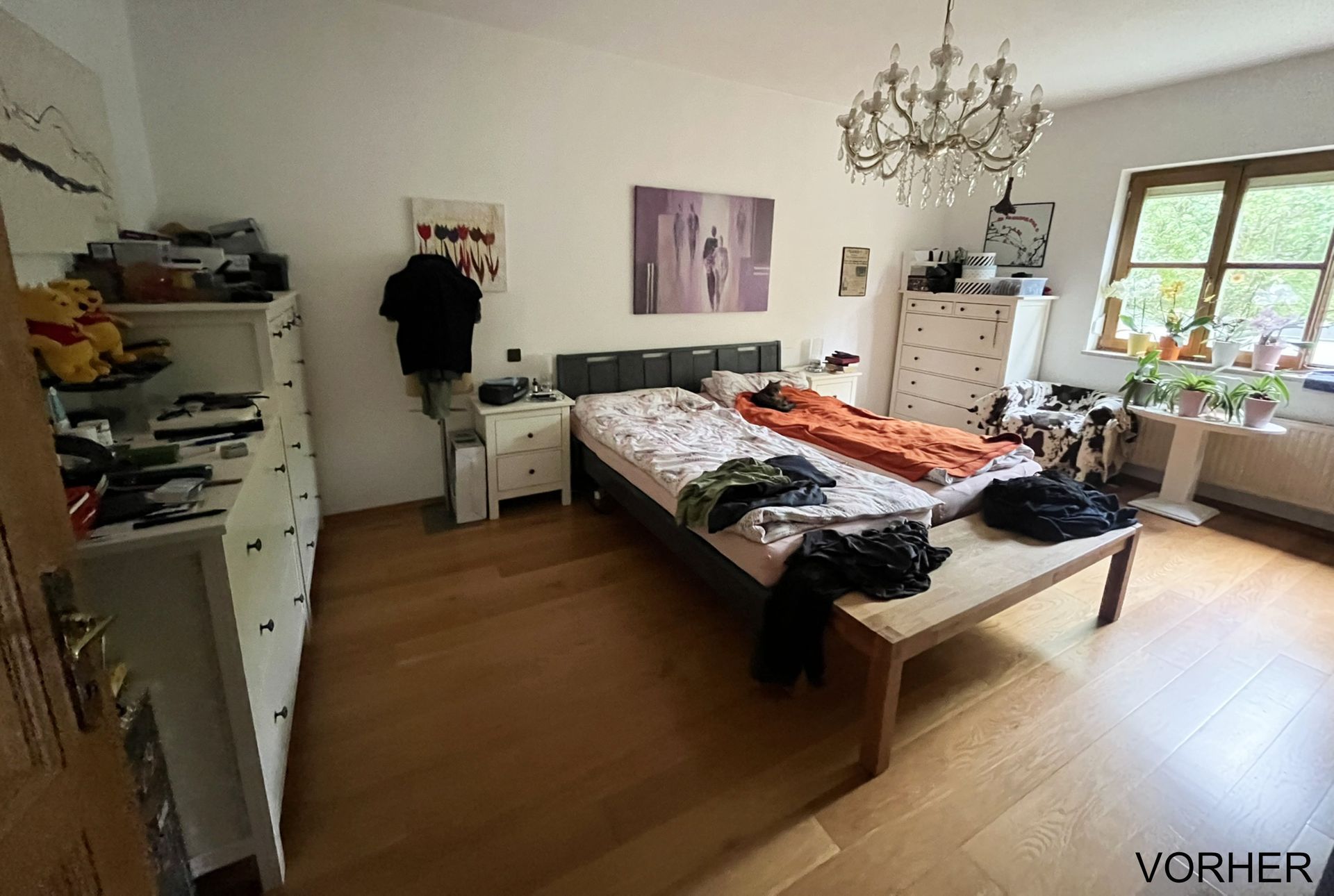 Ein Kosmetikbehandlungsraum mit Stuhl, Geräten und Regalen. Rosa-weiße Dekoration, Hinweisschild vor der Behandlung.