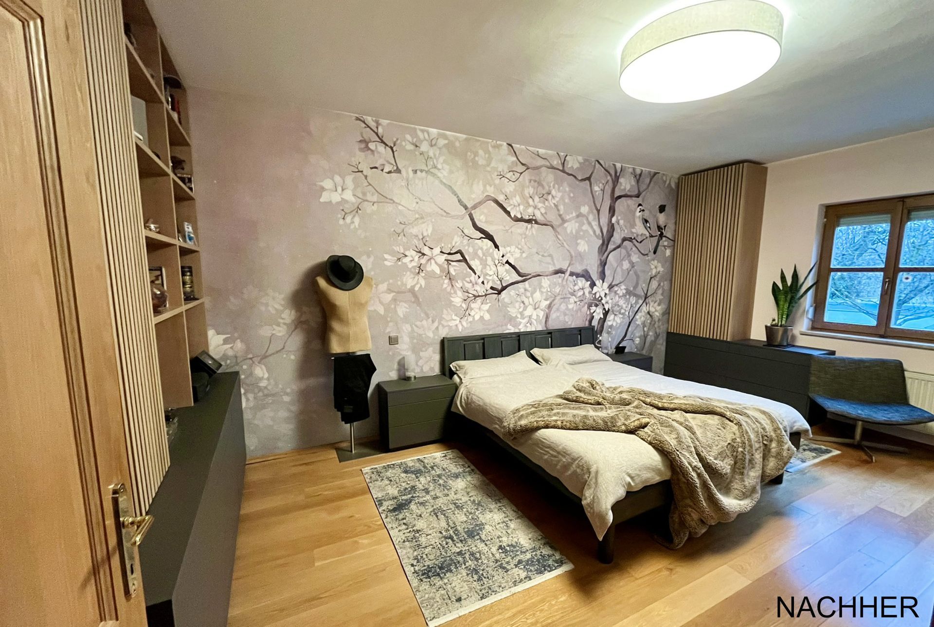 Ein Kosmetikbehandlungsraum mit Stuhl, Geräten und Regalen. Rosa-weiße Dekoration, Hinweisschild vor der Behandlung.