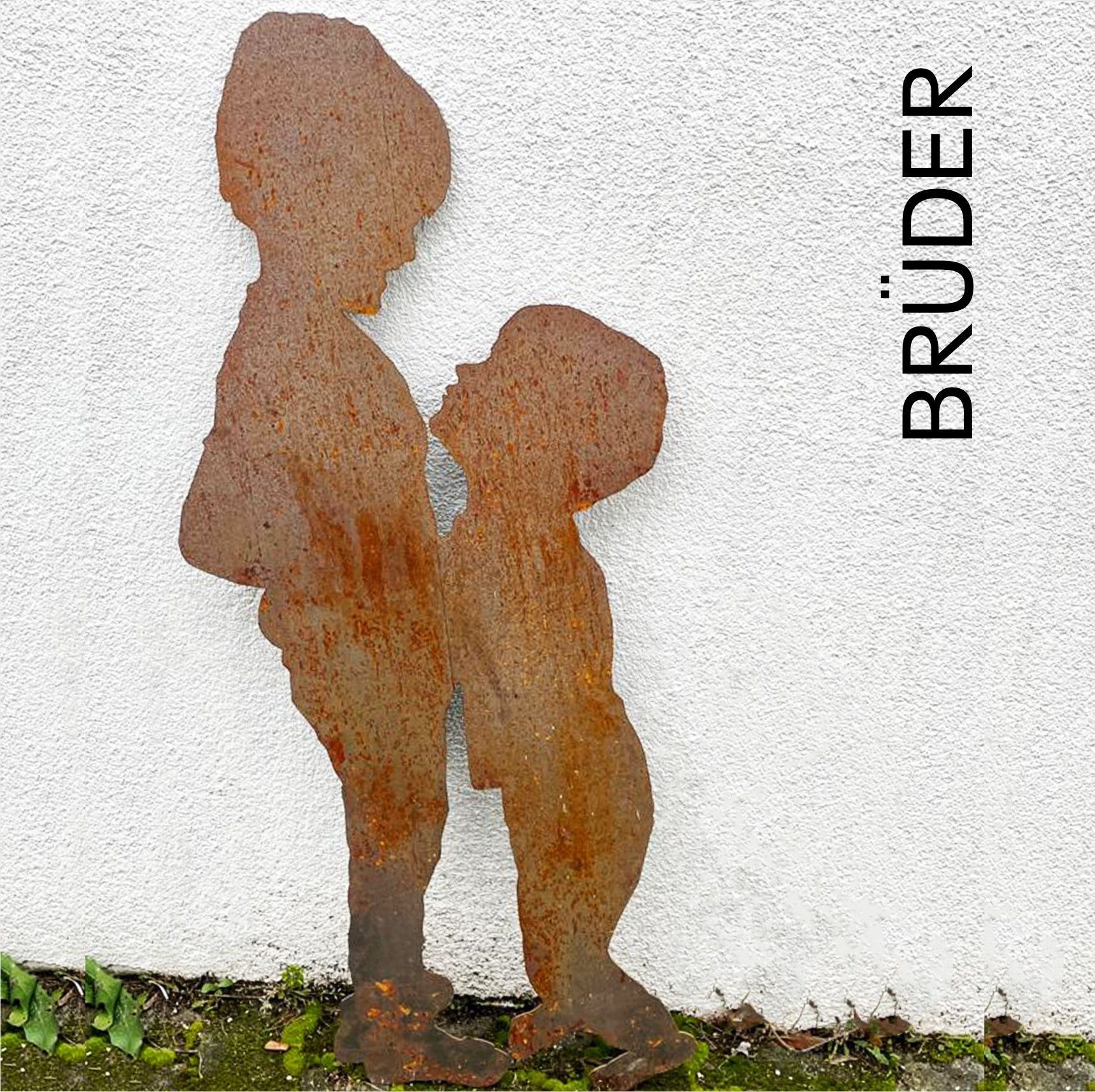 Silhouette von zwei Kindern aus rostigem Metall, die an einer weißen Wand lehnen; Text 