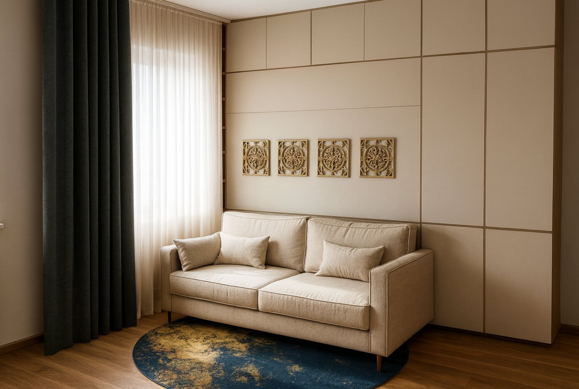 Beiges Sofa vor einer neutralen Wand mit dekorativen Paneelen und Kunstwerken, in der Nähe eines Fensters mit Vorhängen.