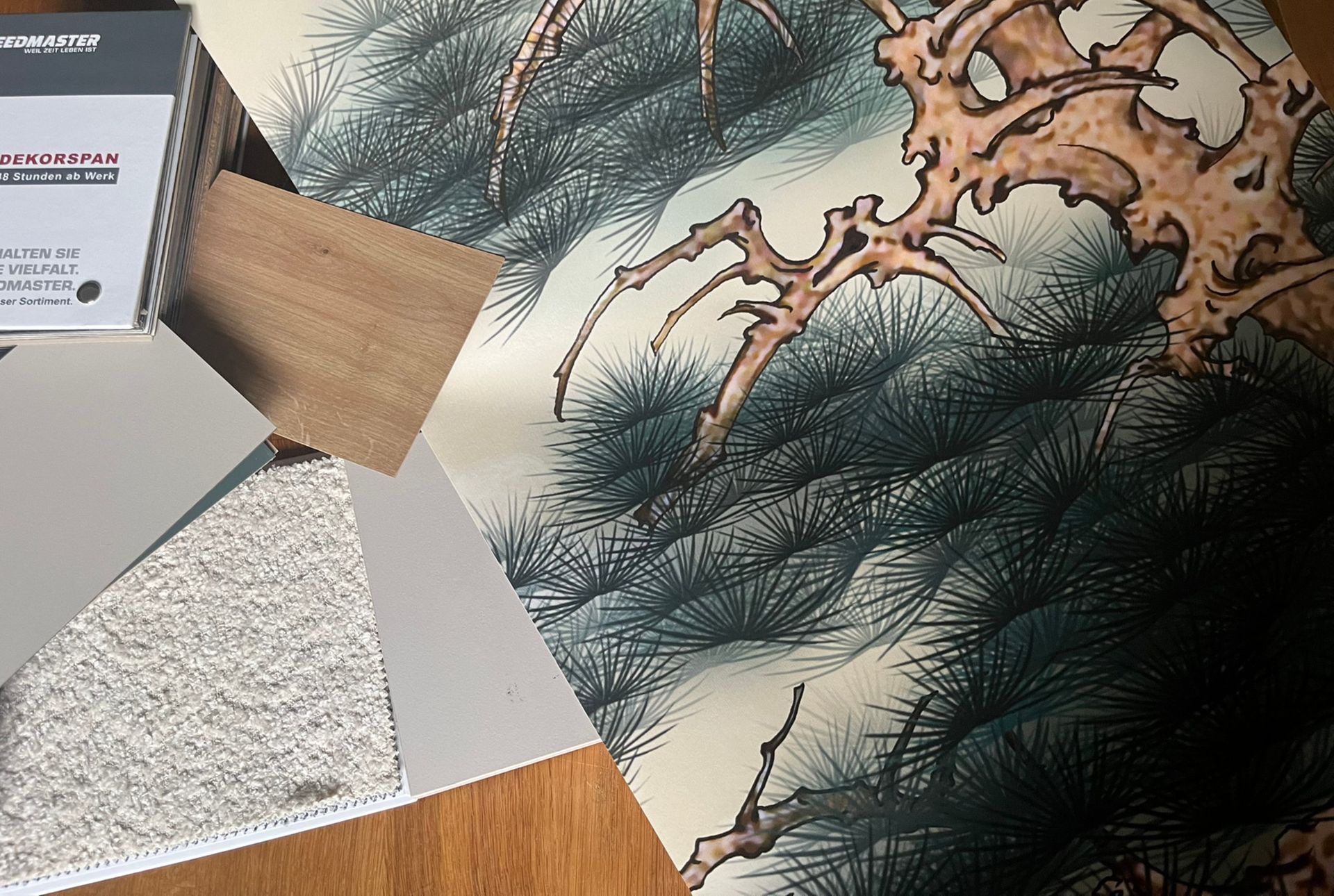 Holz-, graue Farb- und Stoffmuster neben einer Tapete mit Landschaftsmuster.