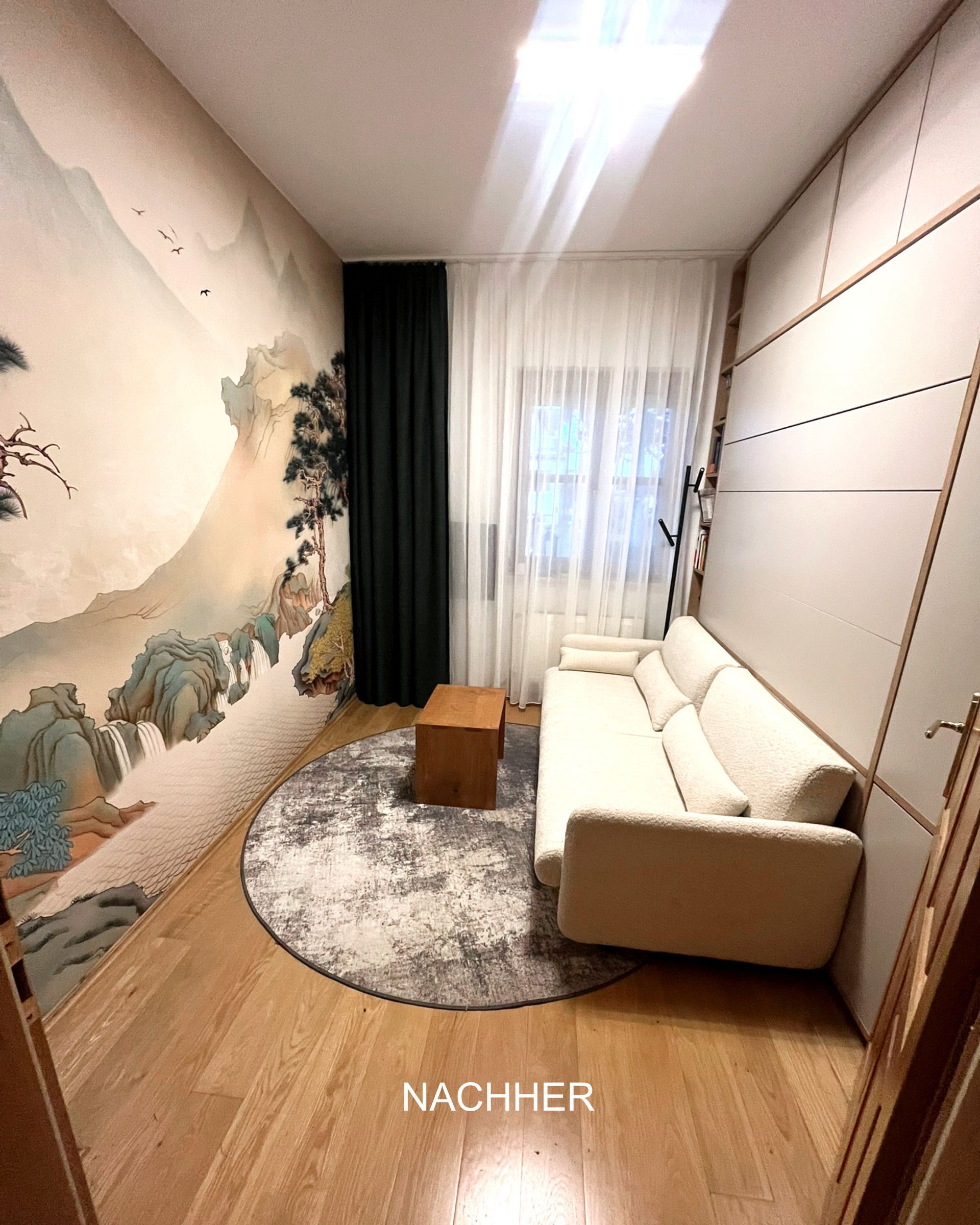 EinGästezimmer auf kleinstem Raum mit beiger Couch,  Designtapete im japanischen Stil, Wandverbau beige mit Eiche, nach dem Umbau