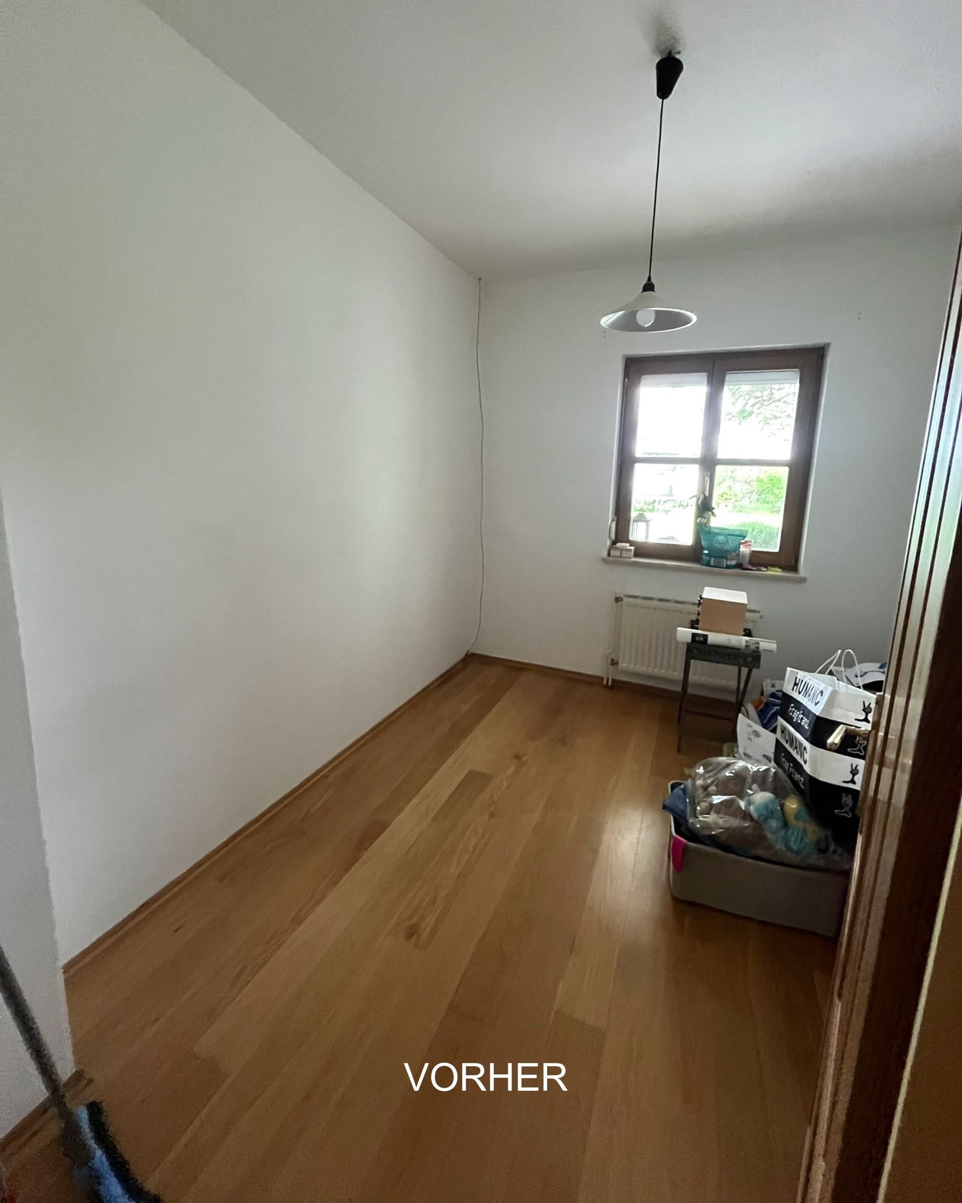 Ein kleiner Raum mit Eichenparkett und Fenster, vor dem Umbau
