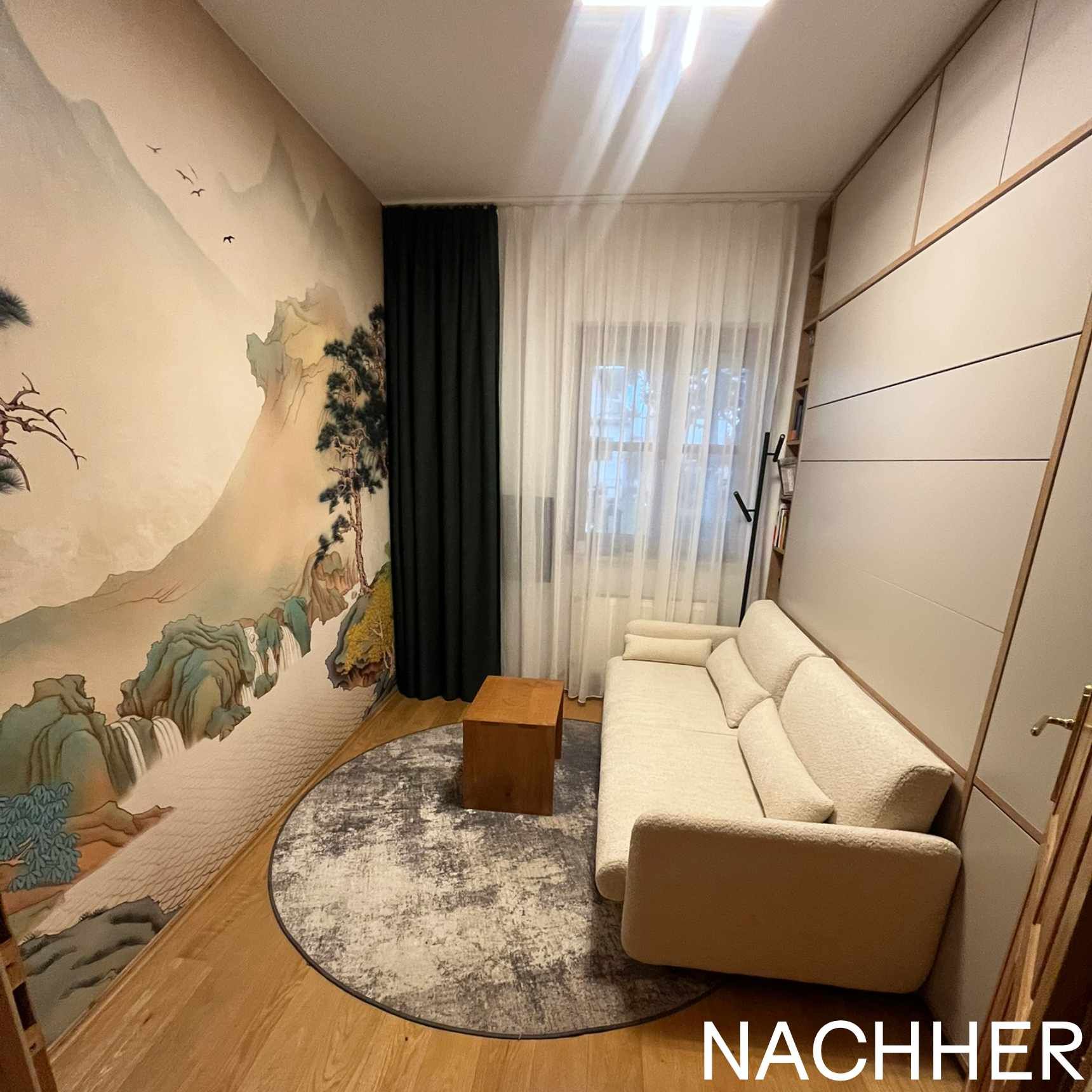 Ein Kosmetikbehandlungsraum mit Stuhl, Geräten und Regalen. Rosa-weiße Dekoration, Hinweisschild vor der Behandlung.