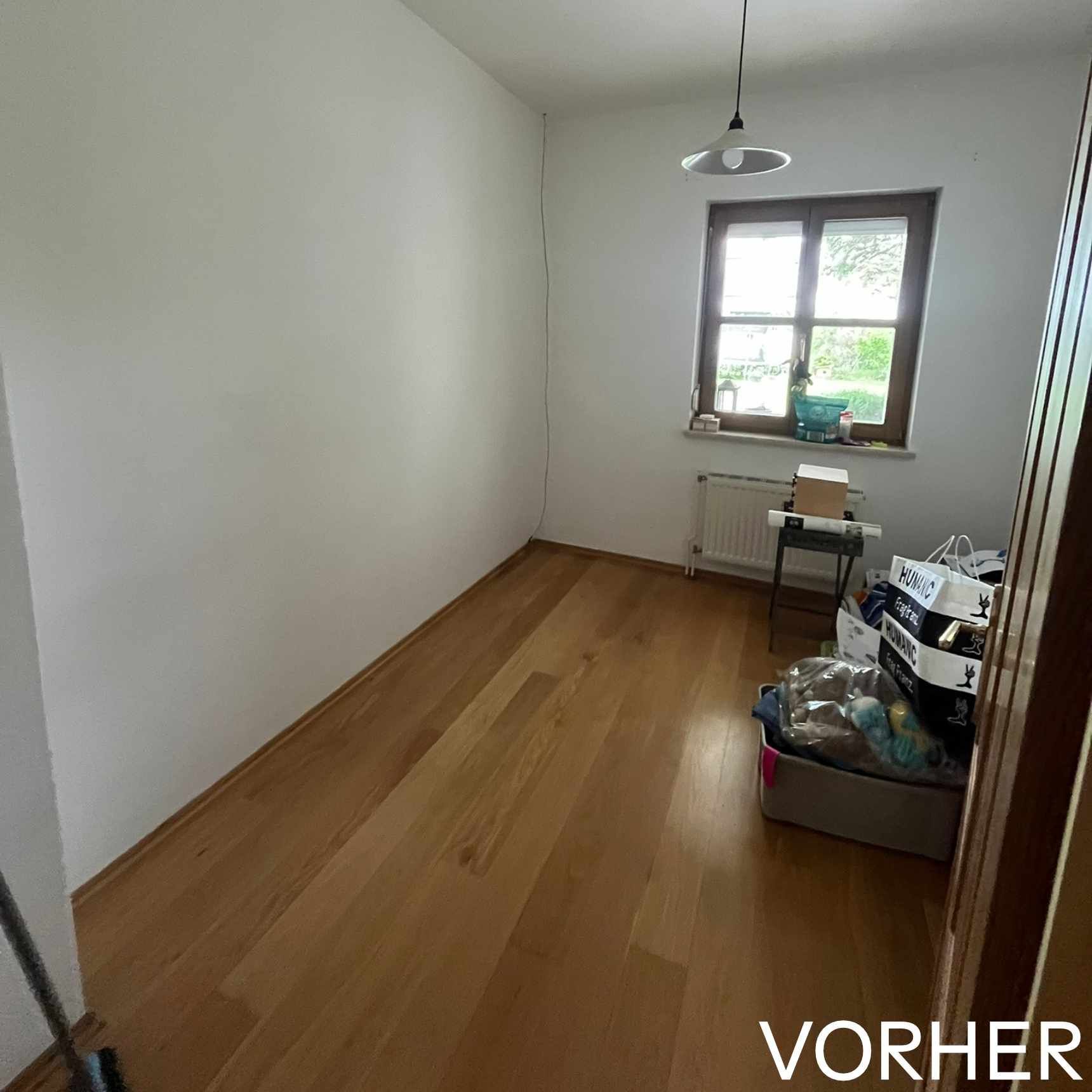 Ein Kosmetikbehandlungsraum mit Stuhl, Geräten und Regalen. Rosa-weiße Dekoration, Hinweisschild vor der Behandlung.