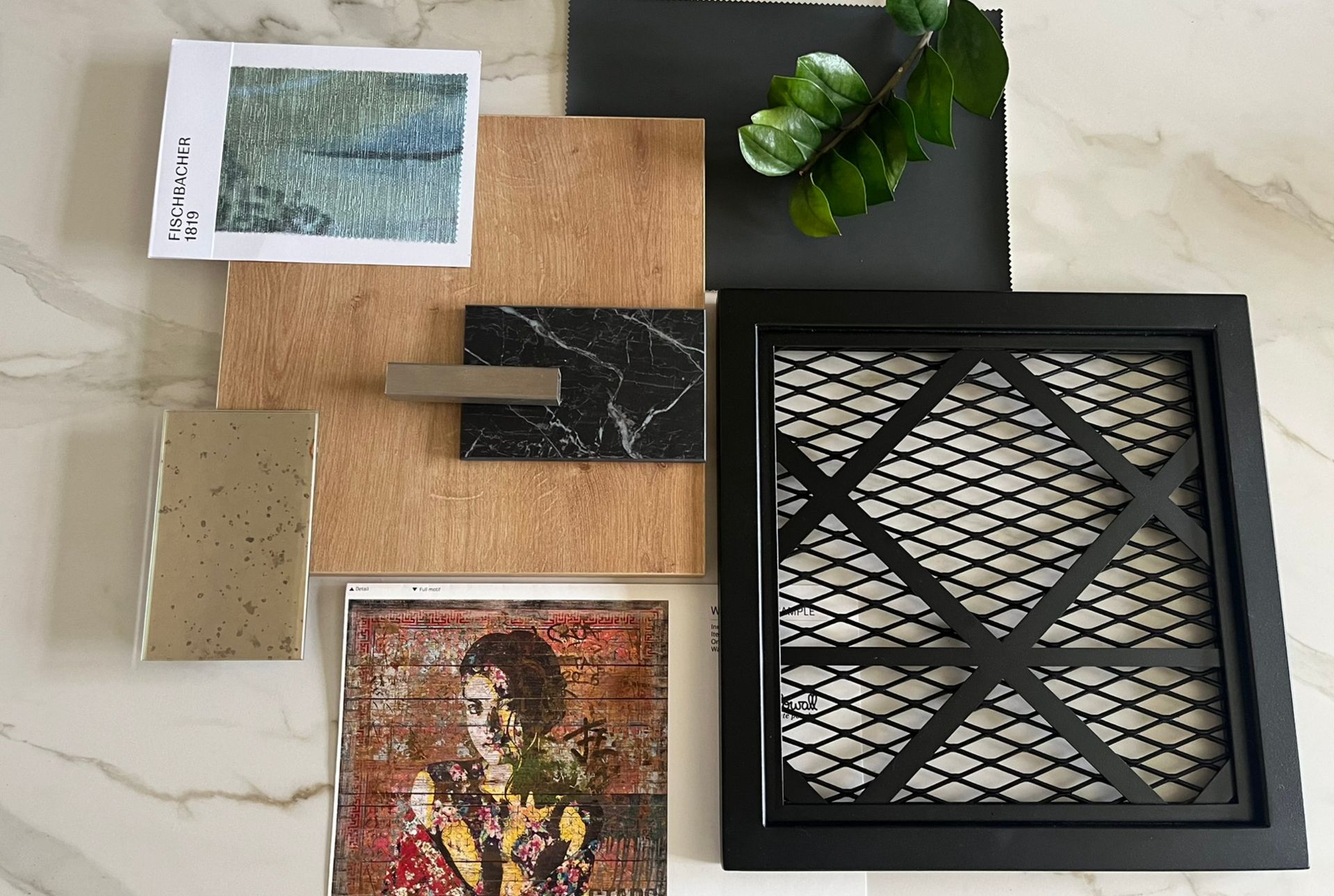 Moodboard: Verschiedene strukturierte Muster und schwarze Dekoration vor weißem Hintergrund.