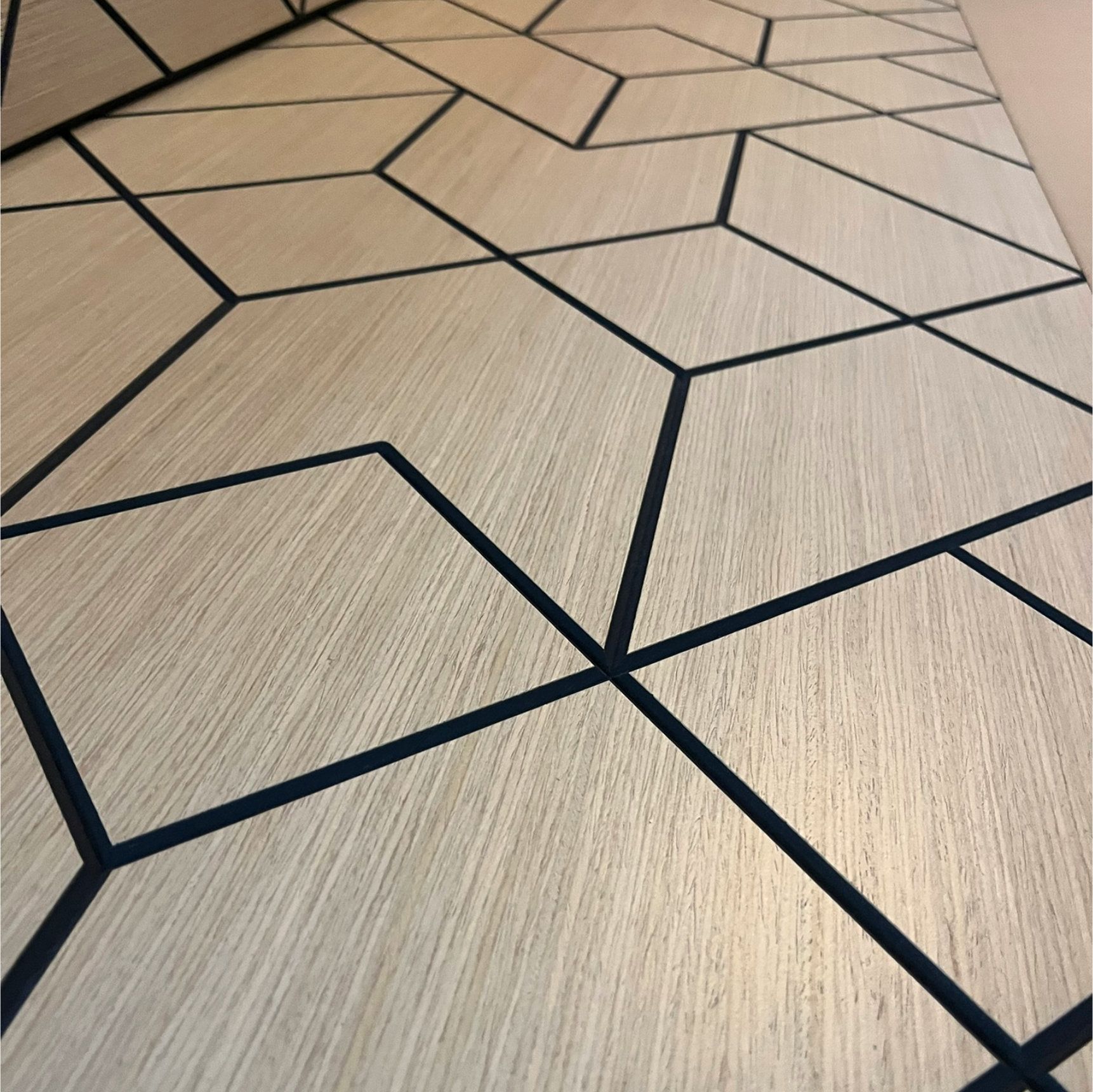 Detail der geometrischen Holzverkleidung für TV-Wand und maßgefertigte Wohnmöbel im Interior Design Konzept