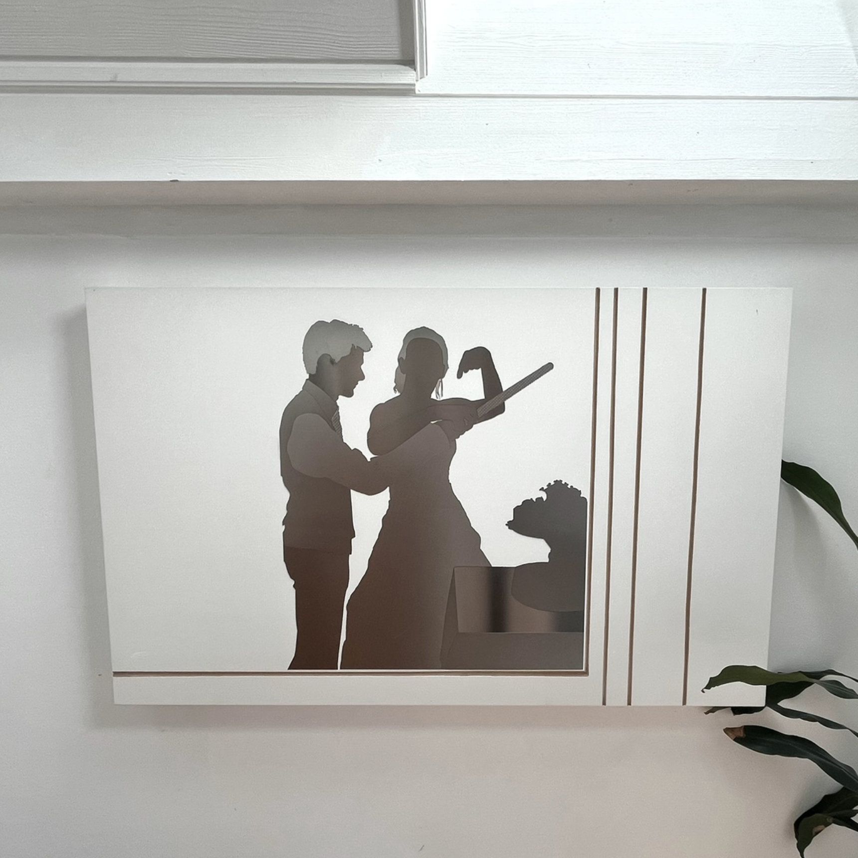 Silhouette eines tanzenden Paares neben vertikalen Linien. Weiße Wand.