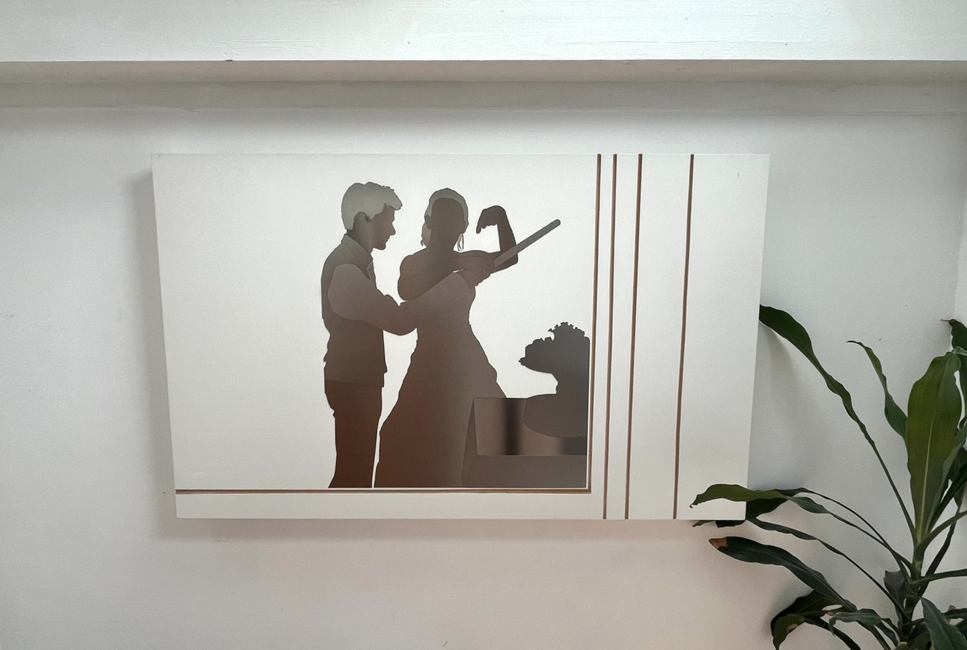 Kunstwerk: Silhouetten zweier Figuren, eine davon gestikulierend, in der Nähe eines Klaviers. Braune und weiße Farbtöne.