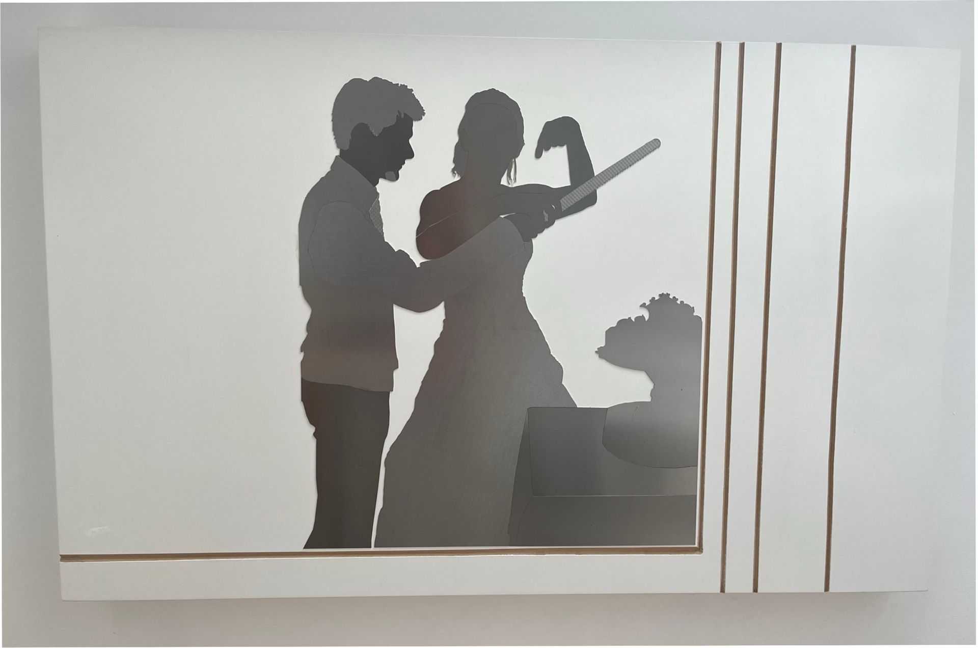 Die Silhouetten zweier Personen, die ein Dokument betrachten, sind zu sehen. Darunter ist ein Blumenstrauß erkennbar.