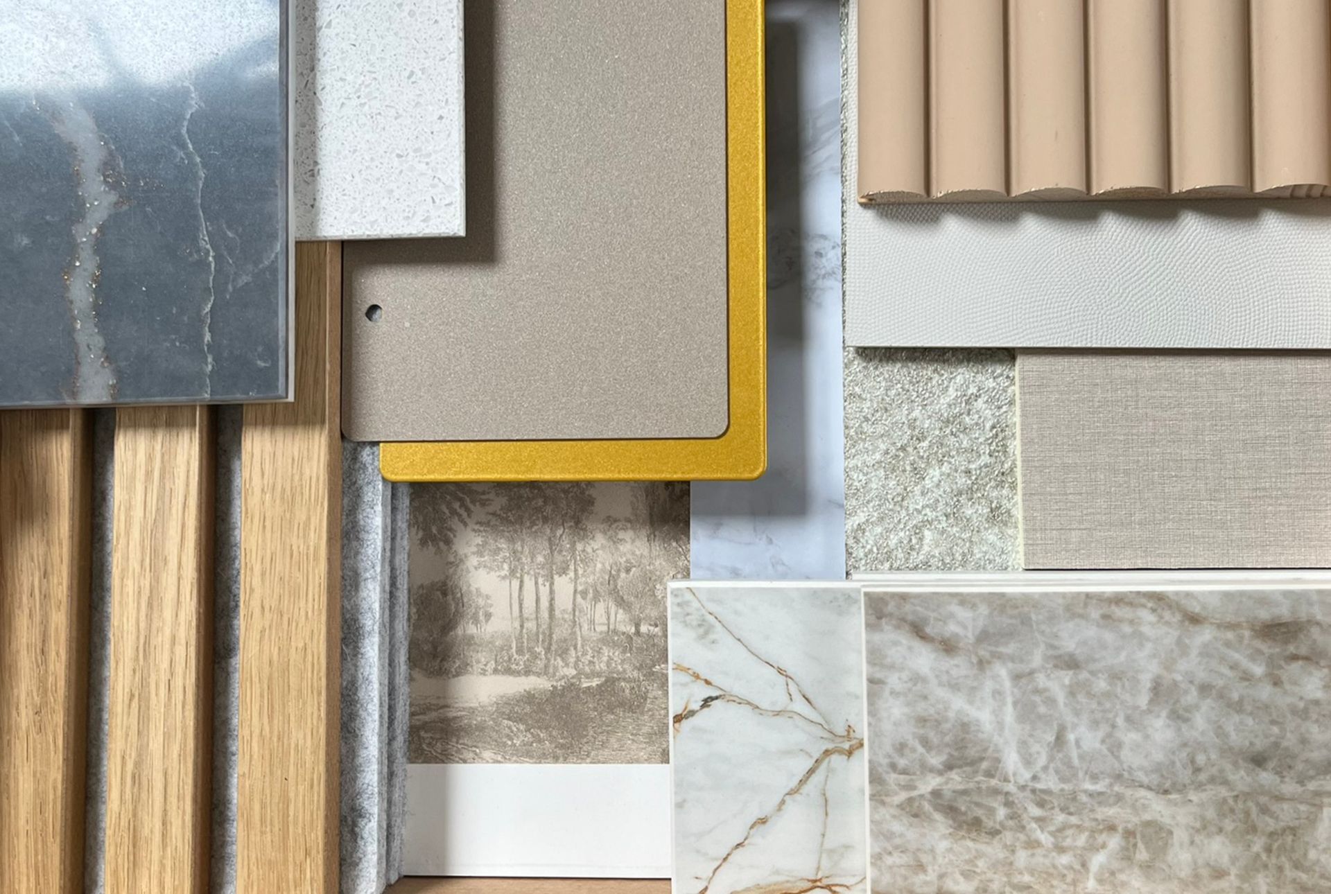 Materialmuster in neutralen Farbtönen: Holz, Stein und Fliesen.