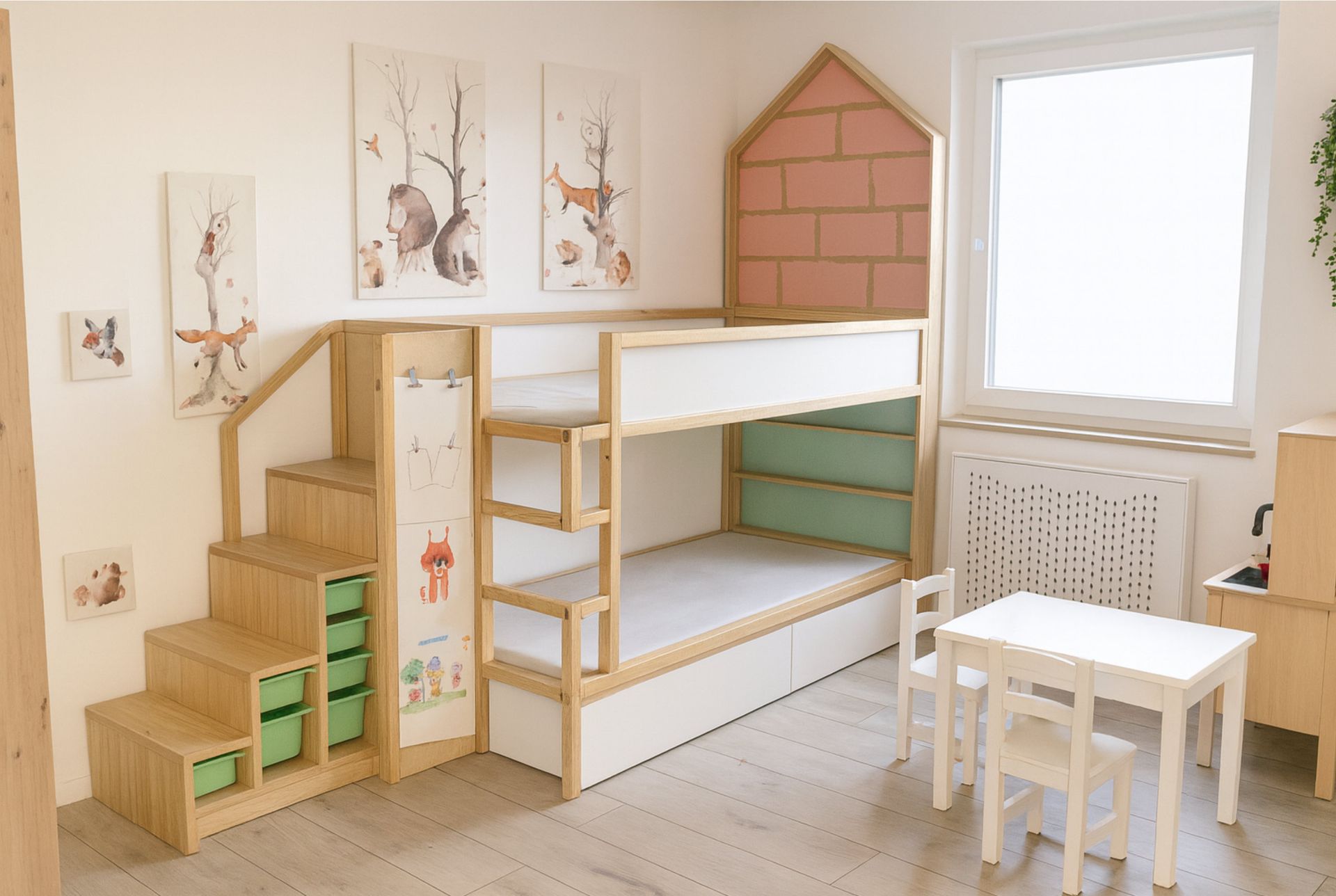 Kinderzimmer mit hölzernem Etagenbett, Treppe mit Stauraum, Kunstwerken, kleinem Tisch und Fenster.