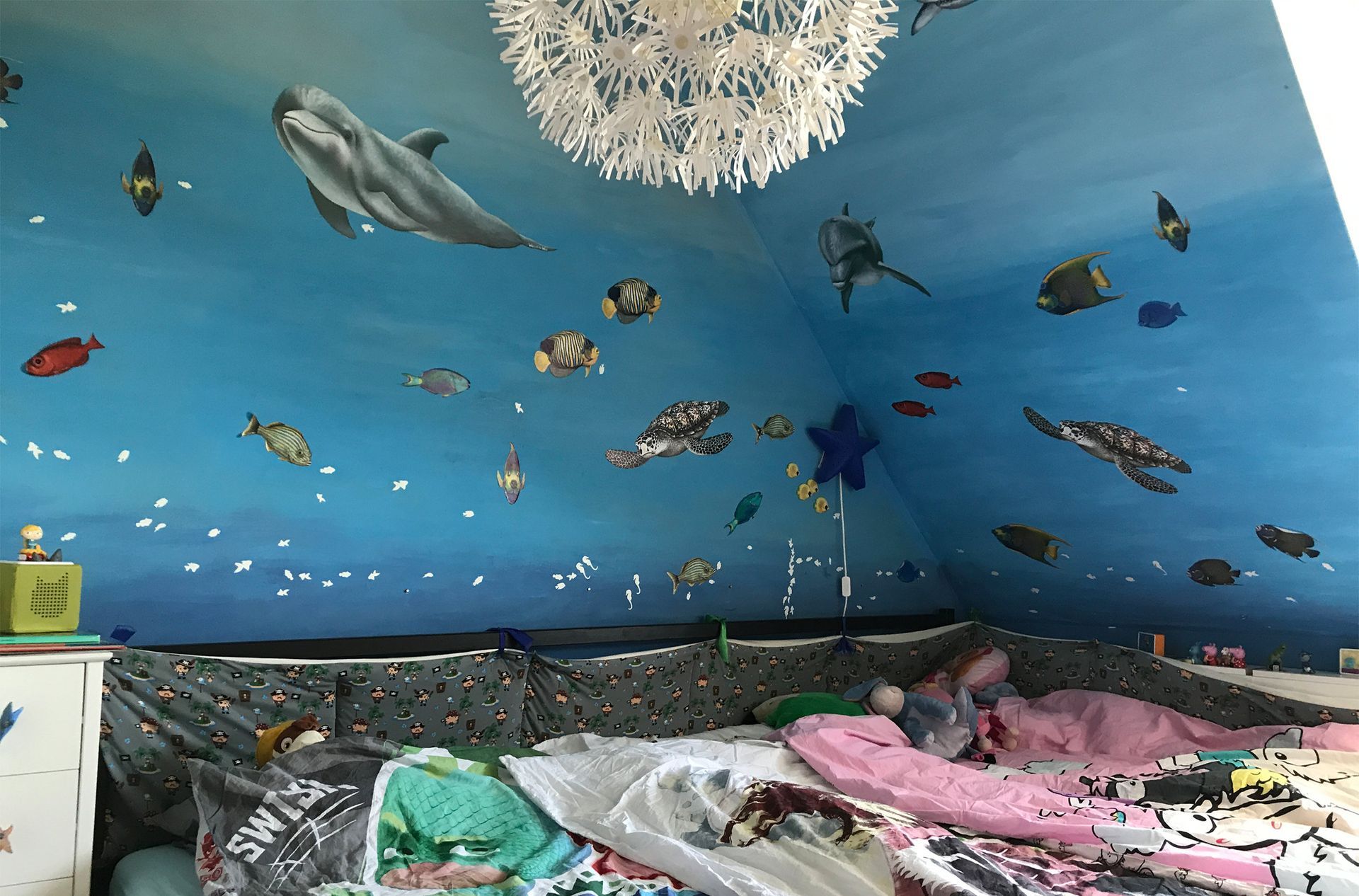 Wandgemälde an der Schlafzimmerdecke mit einer Unterwasserszene mit Delfinen, Fischen und Schildkröten.