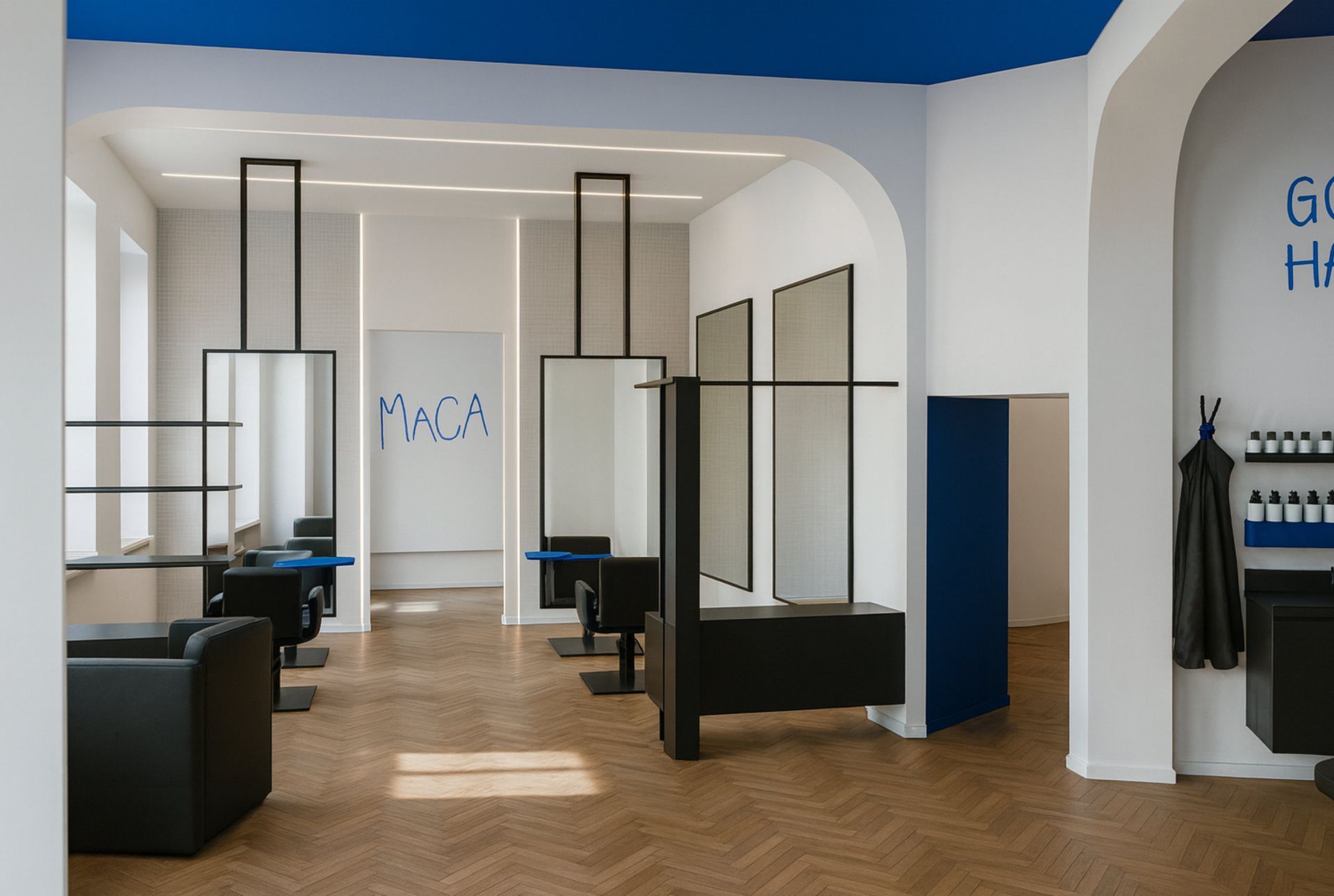 Modernes Interieur eines Friseursalons mit blauen und weißen Akzenten, Spiegeln und Friseurstühlen.