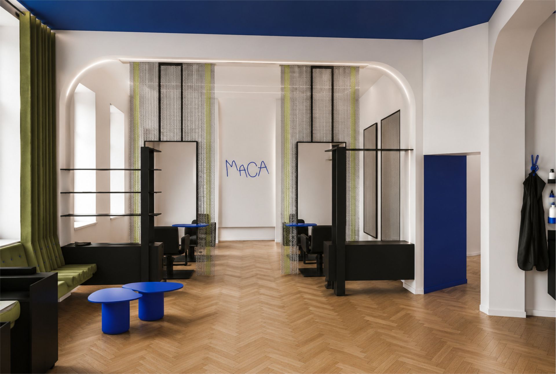 Interieur des Friseursalons: schwarze Spiegel, Stühle, blaue Akzente, weiße Wände, Holzboden und blaue Decke.