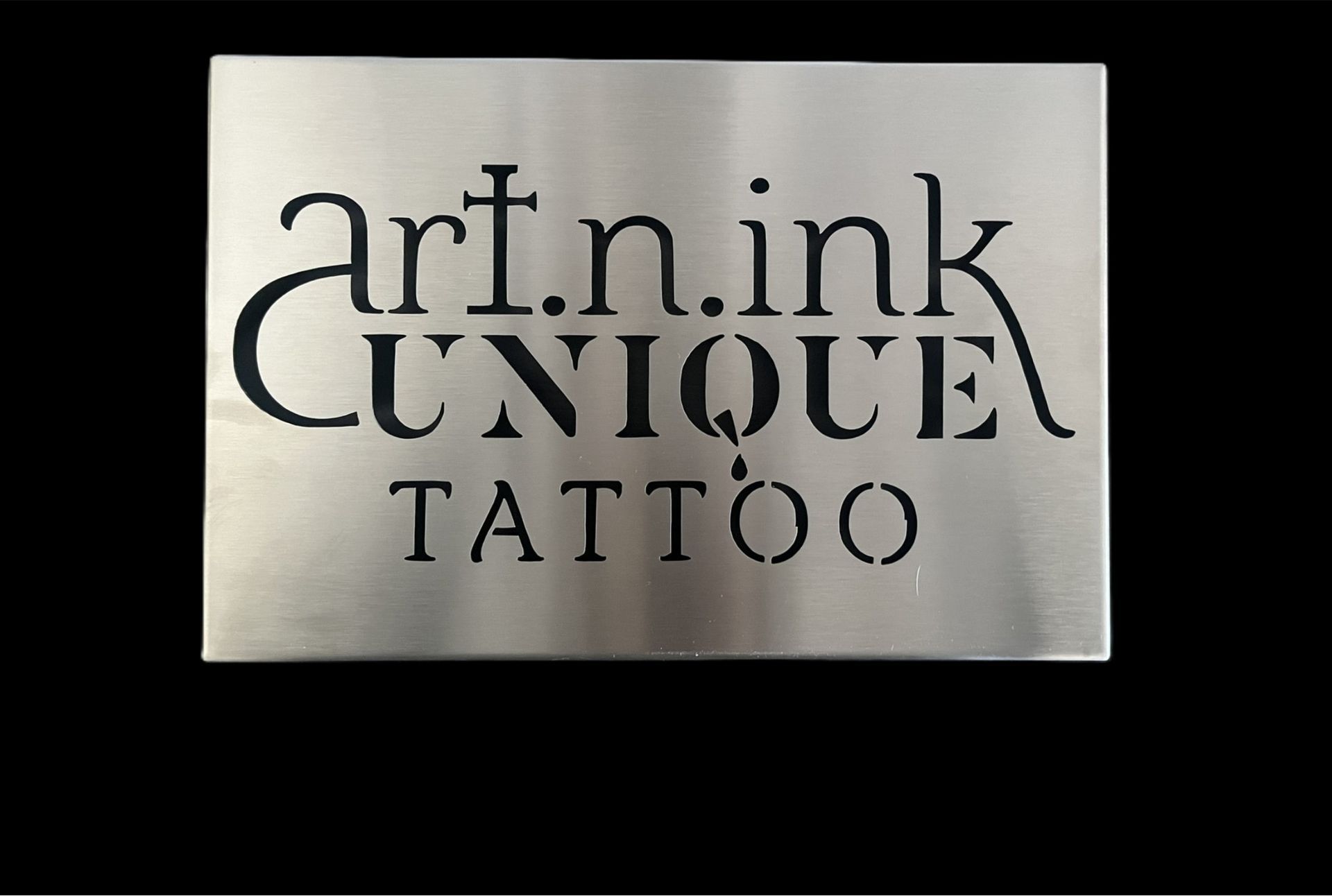 Schild aus Edelstahl mit der Aufschrift 