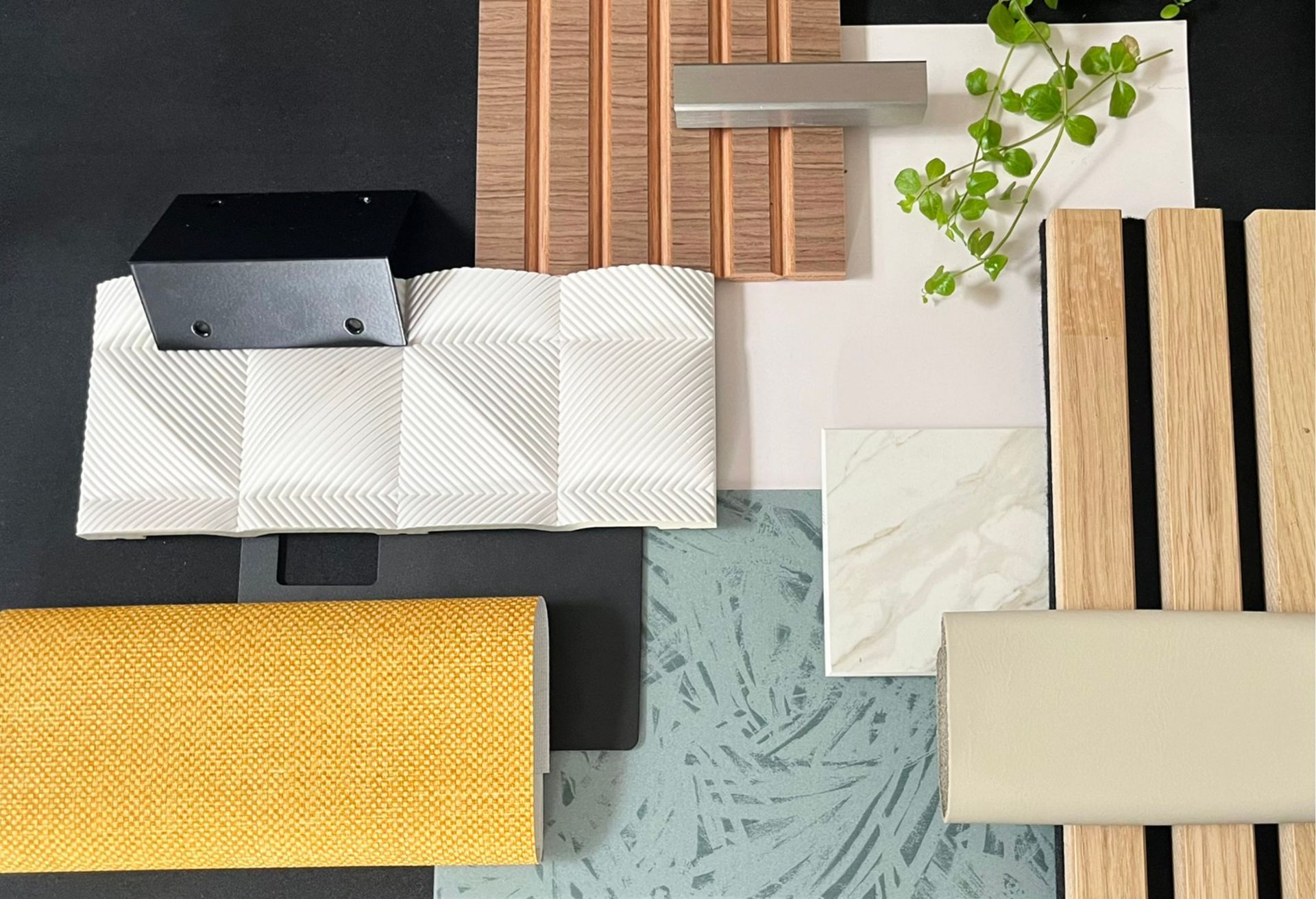 Moodboard mit strukturierten Materialien in neutralen Tönen, darunter Holz, Fliesen und Stoff.