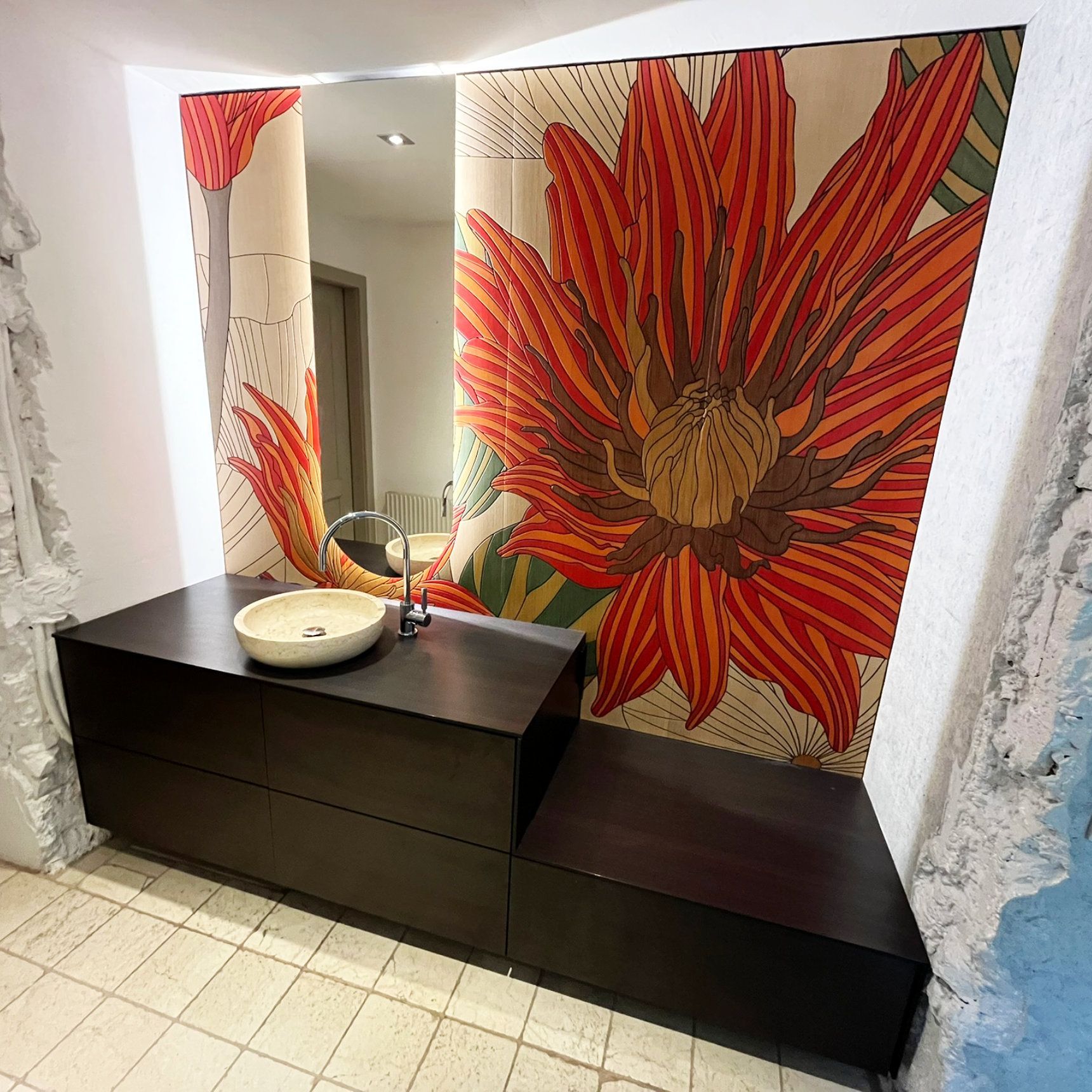 Waschbereich mit maßgefertigtem Möbel, auffälliger floraler Wandgestaltung und Hotel-inspirierter Innenarchitektur
