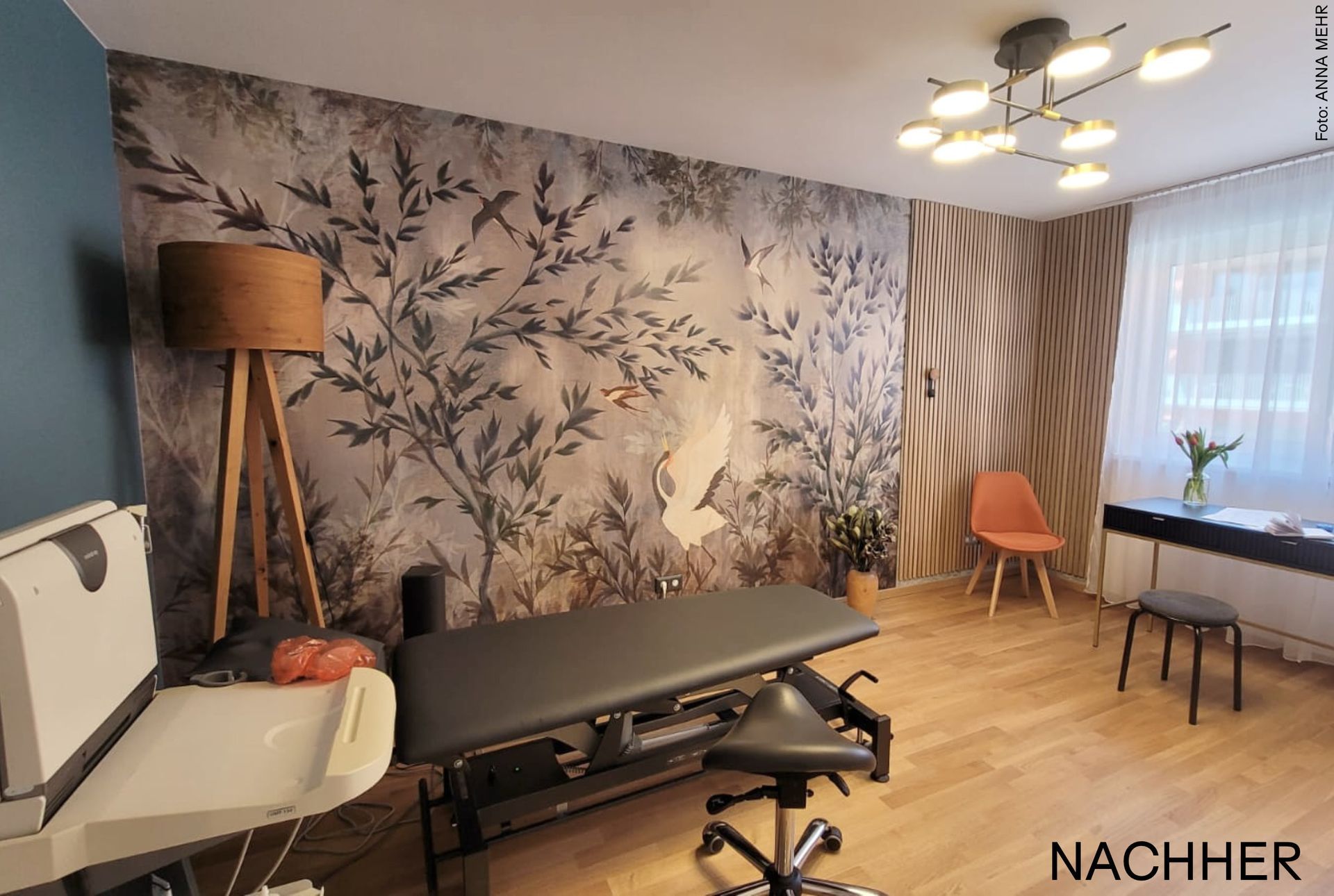 Innenansicht einer beigefarbenen Arztpraxis oder eines Spas mit Behandlungsstuhl, Schränken und einer Tür.