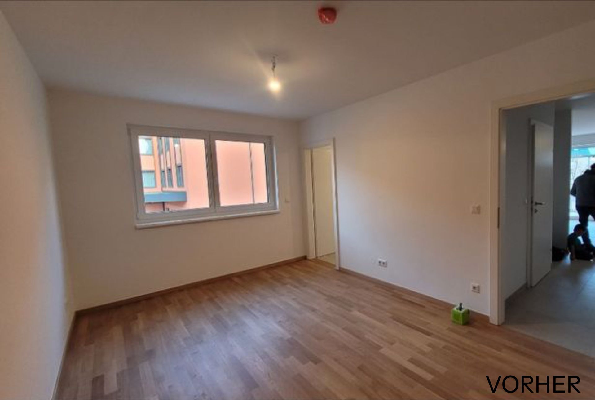 Ein Kosmetikbehandlungsraum mit Stuhl, Geräten und Regalen. Rosa-weiße Dekoration, Hinweisschild vor der Behandlung.