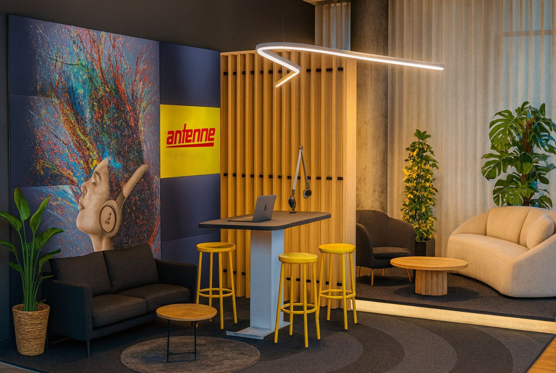 Moderne Bürolounge mit Sitzgelegenheiten, einem Stehtisch mit gelben Hockern und Kunstwerken.