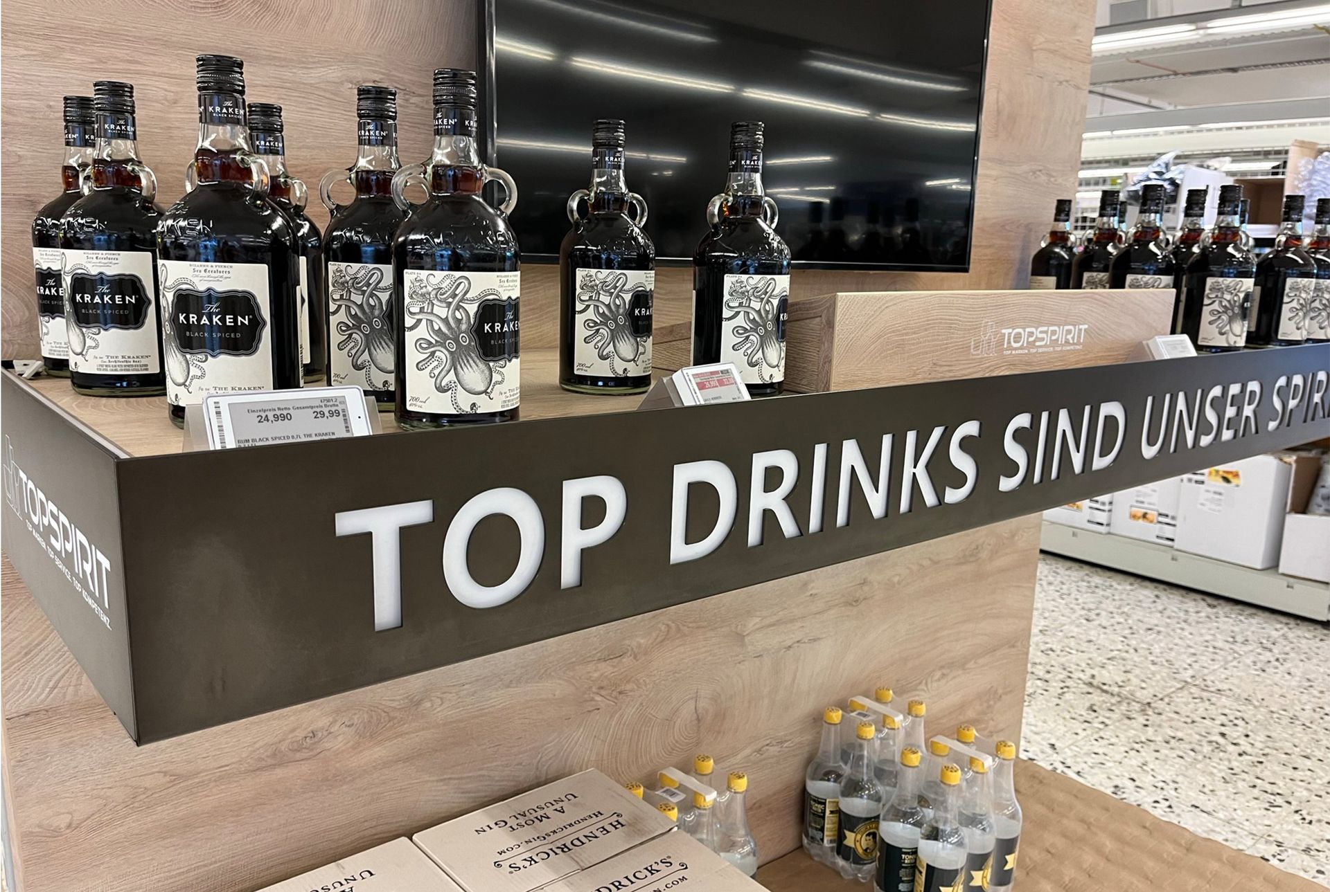 Präsentation dunkler Flaschen auf einem Regal mit dem Text 