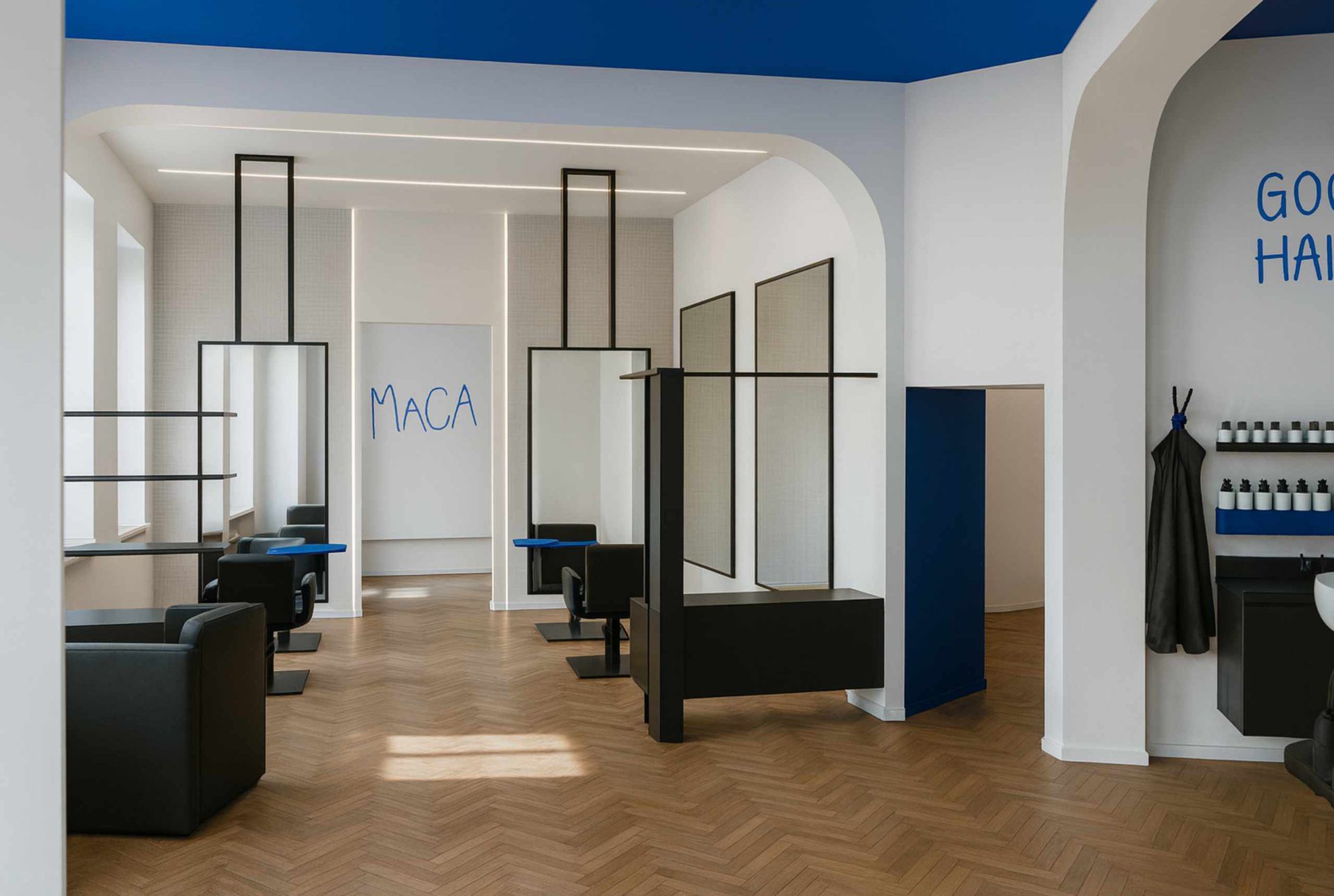 Interieur des Friseursalons: schwarze Spiegel, Stühle, blaue Akzente, weiße Wände, Holzboden und blaue Decke.