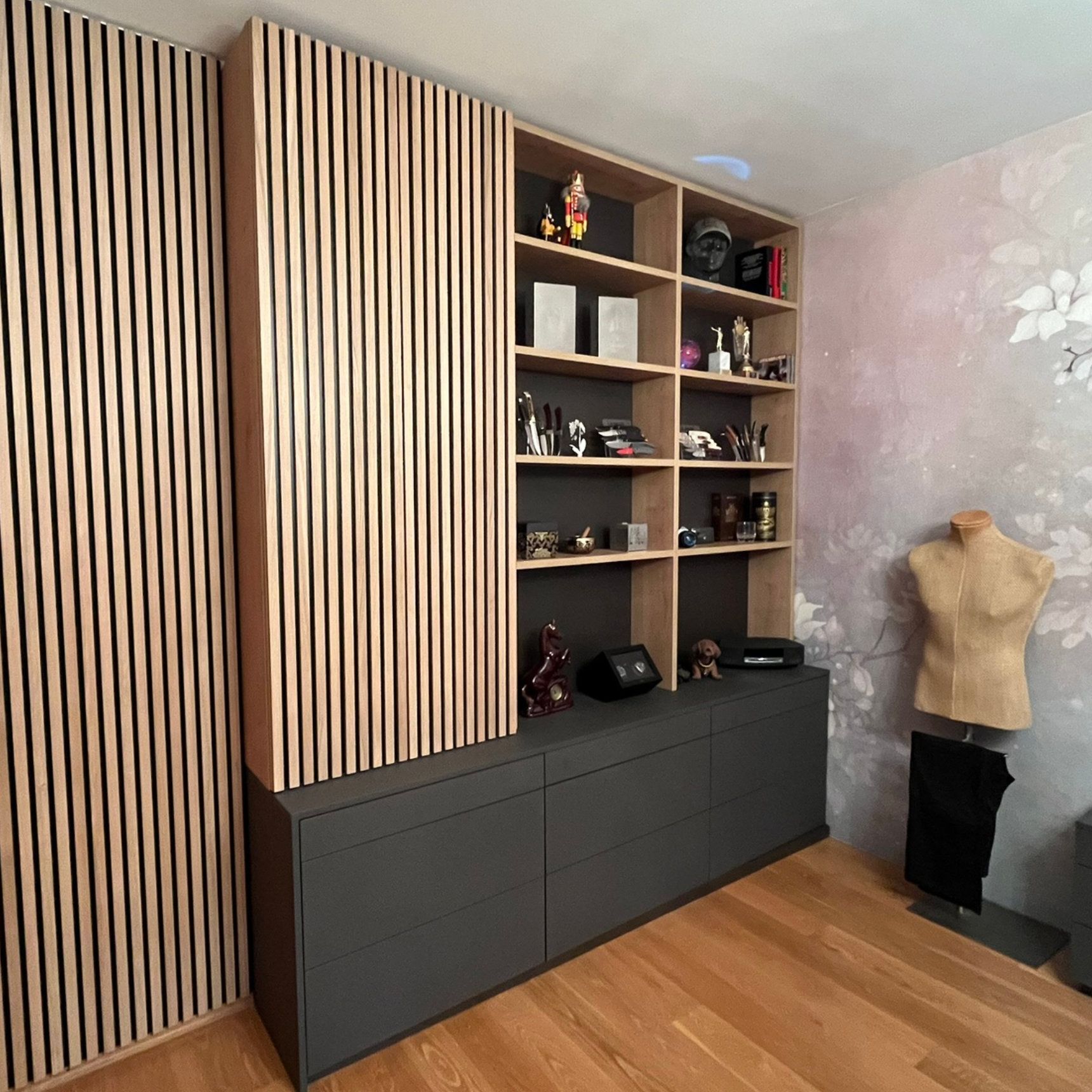 Sonnenbrillen werden in einem Geschäft auf beleuchteten Regalen ausgestellt.