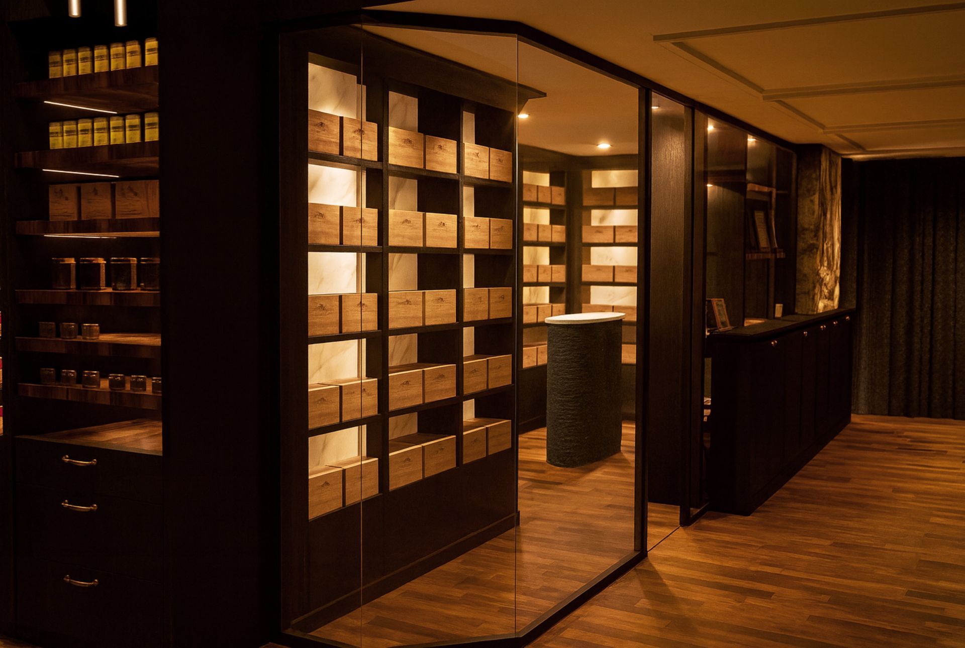 Dunkelholzvertäfelter Raum mit Regalen voller Kisten und Glastür. Ausstellungsregal mit Flaschen. Inneneinrichtung.