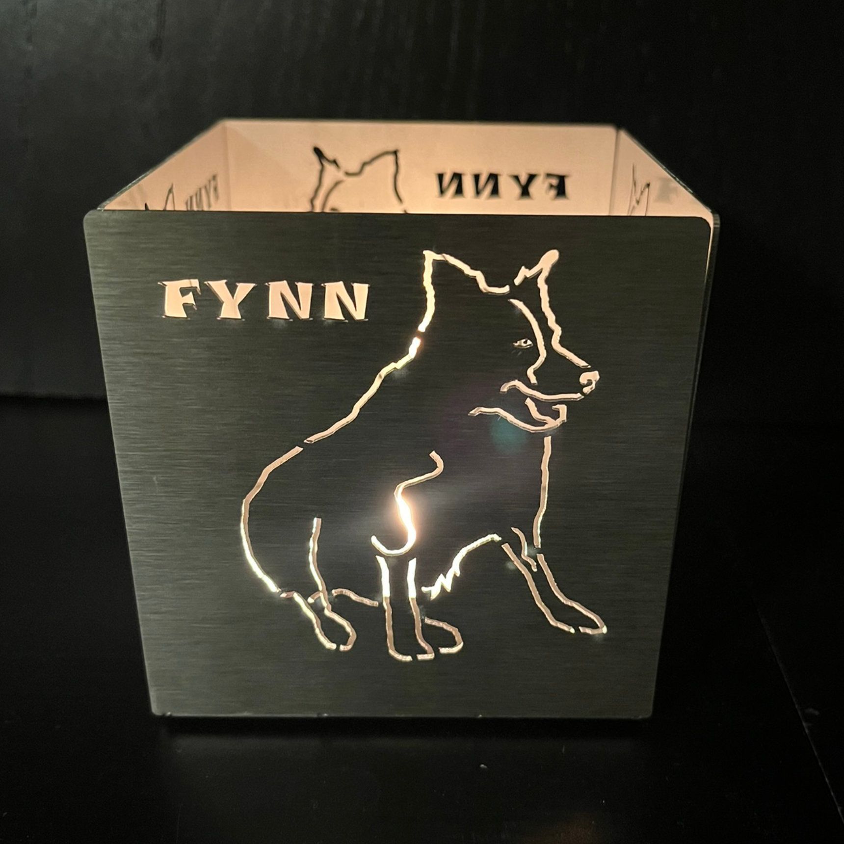 Metallener Teelichthalter mit beleuchteter Hundesilhouette und dem Namen 