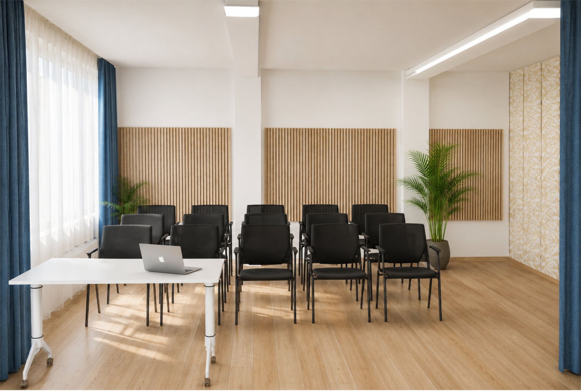 Konferenzraum mit quadratischem Tisch, Stühlen, Pflanzen und neutralfarbigen Wänden.