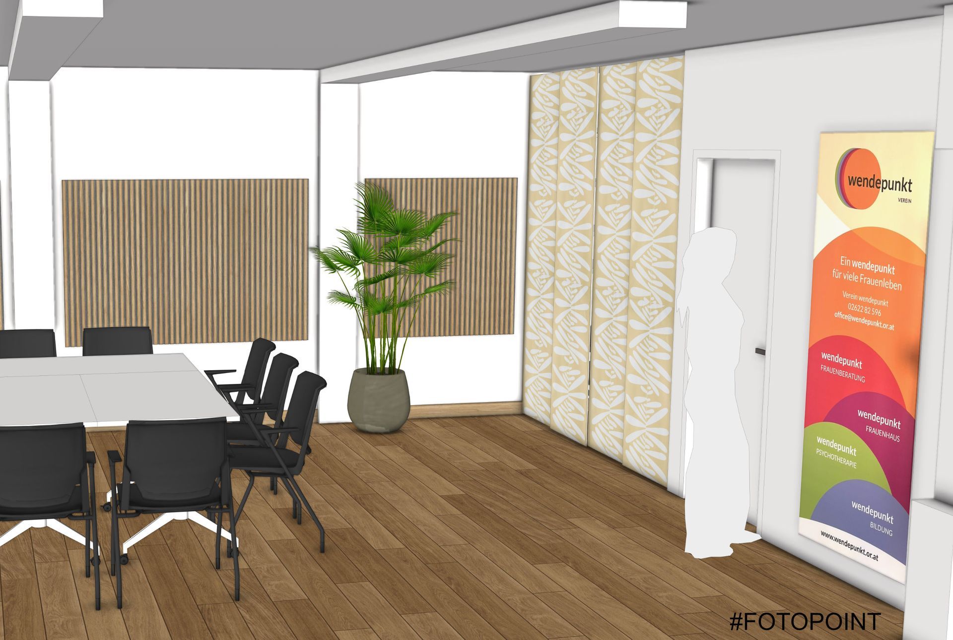Konferenzraum mit Holzboden, Tisch und Stühlen, Topfpflanze, gemusterter Wand und einem Banner.
